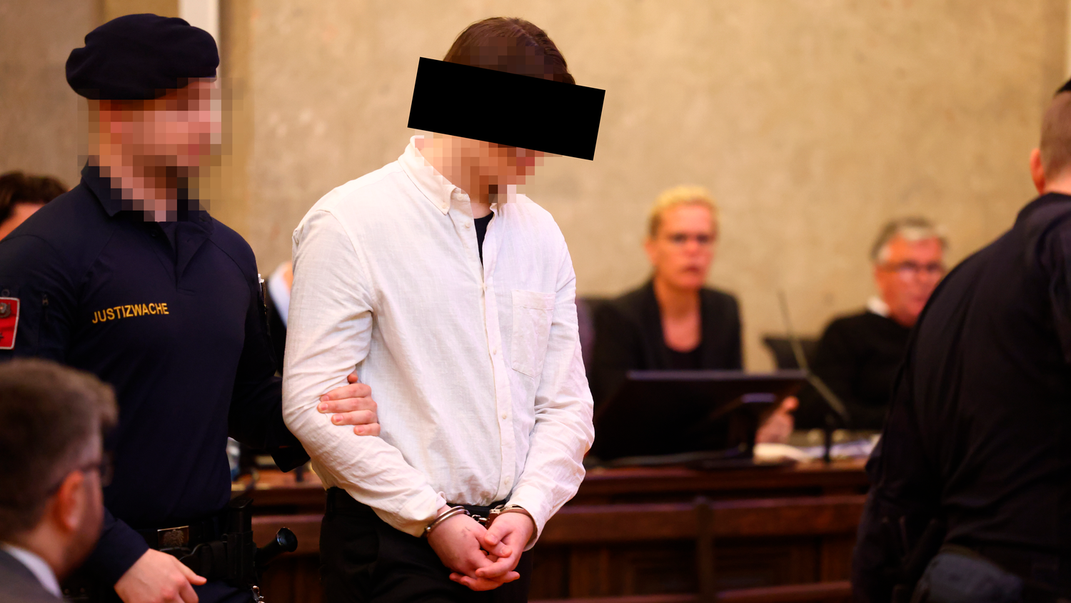 Der 18-jährige Wiener soll zwei wehrlose Menschen aus purer Lust am Töten umgebracht haben. Vor Gericht erschien Mathias K. am 18. November 2024 im blütenweißen Hemd.