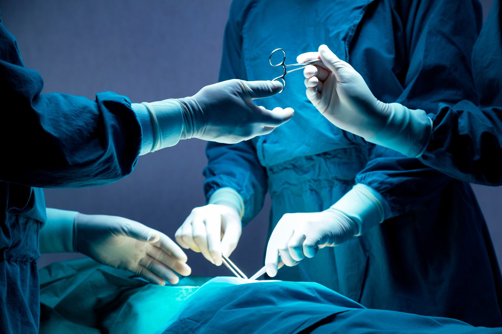 Die Uniklinik Graz steht derzeit heftig in der Kritik, nachdem der OP-Termin eines schwer behinderten Mädchens gleich drei Mal verschoben wurde.