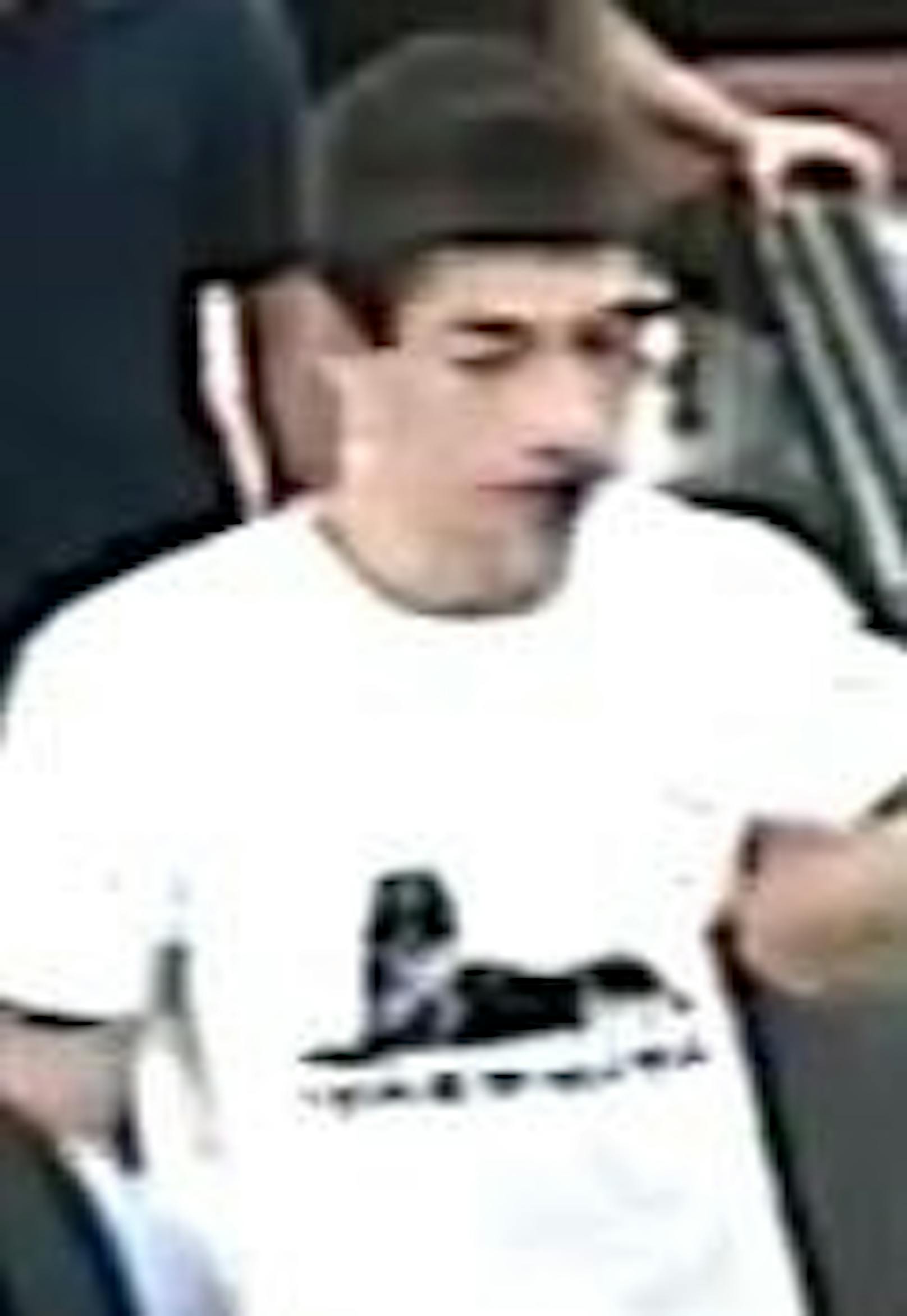 Diese unbekannten jungen Männer werden nach dem blutigen Bandenkrieg am Bahnhof Meidling im Sommer 2024 polizeilich gesucht.