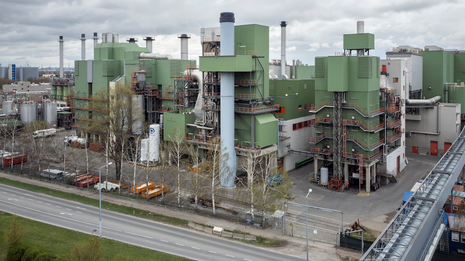 Wien Energie nimmt eine Trocknungsanlage für Klärschlamm am Standort Simmeringer Haide in Betrieb. Dieser Schritt wird als der "heiße Scheiß" am Weg zur Kreislaufwirtschaft beim kritischen Rohstoff Phosphor gefeiert.