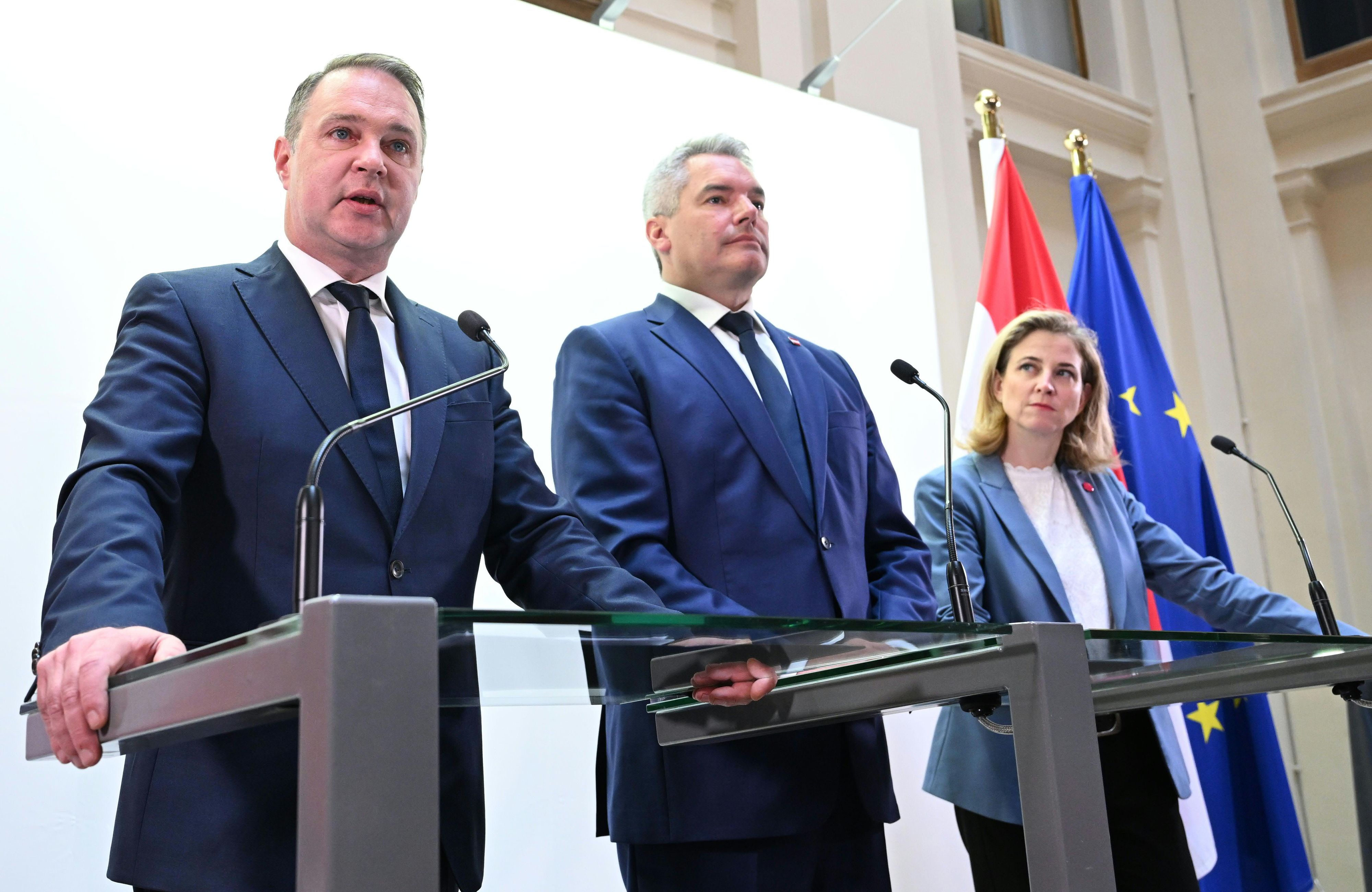 Andreas Babler (SPÖ) und Karl Nehammer (ÖVP) und Beate Meinl-Reisinger (NEOS).