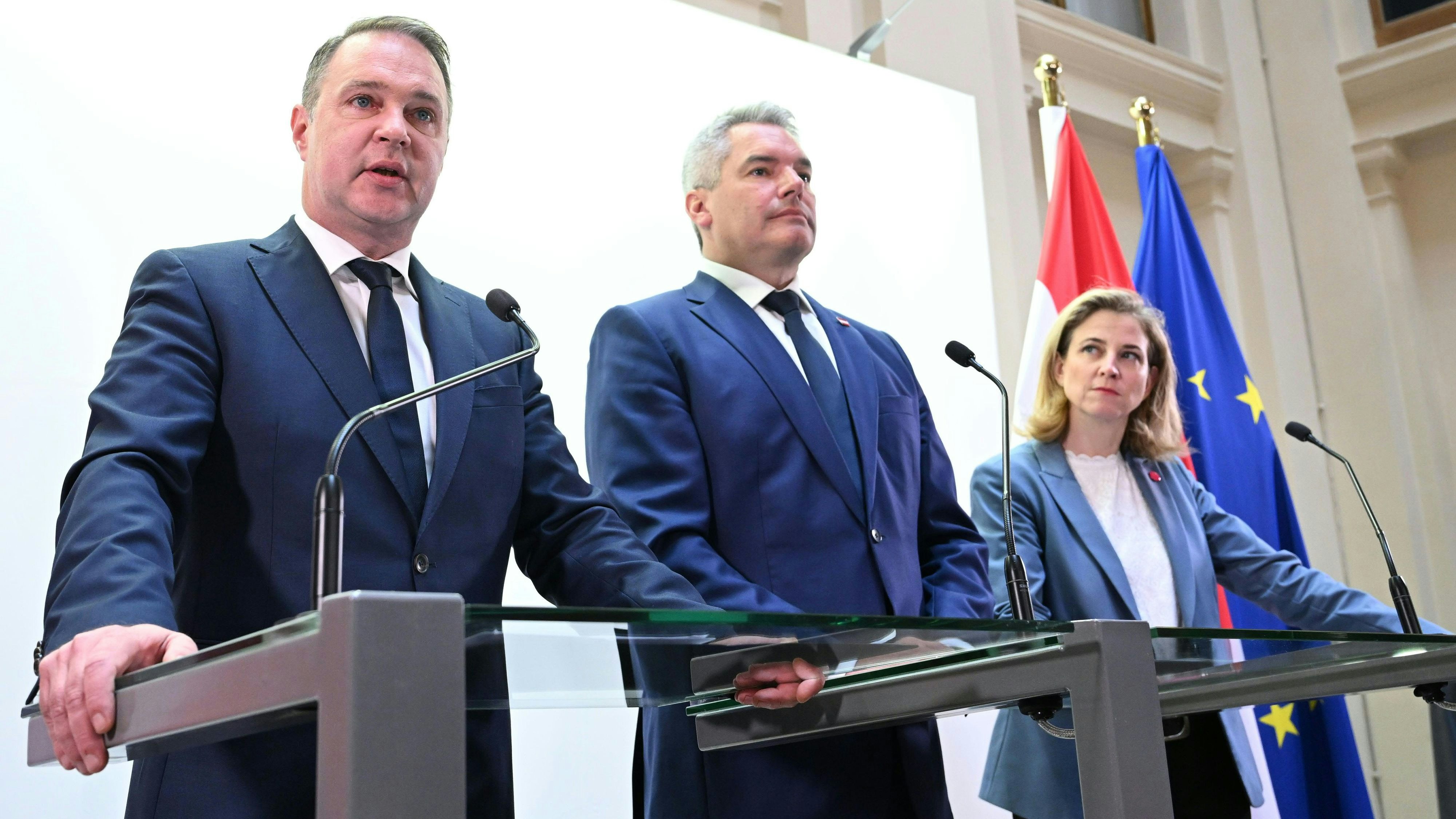 Andreas Babler (SPÖ) und Karl Nehammer (ÖVP) verzichten bei ihren Verhandlungsteams auf prominente Namen. 