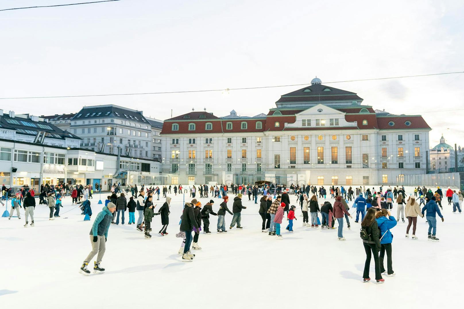 Die traditionsreiche Eisfläche am Wiener Eislaufverein lockt mit viel Platz für Anfänger und Profis – ein Klassiker mitten in der Stadt.