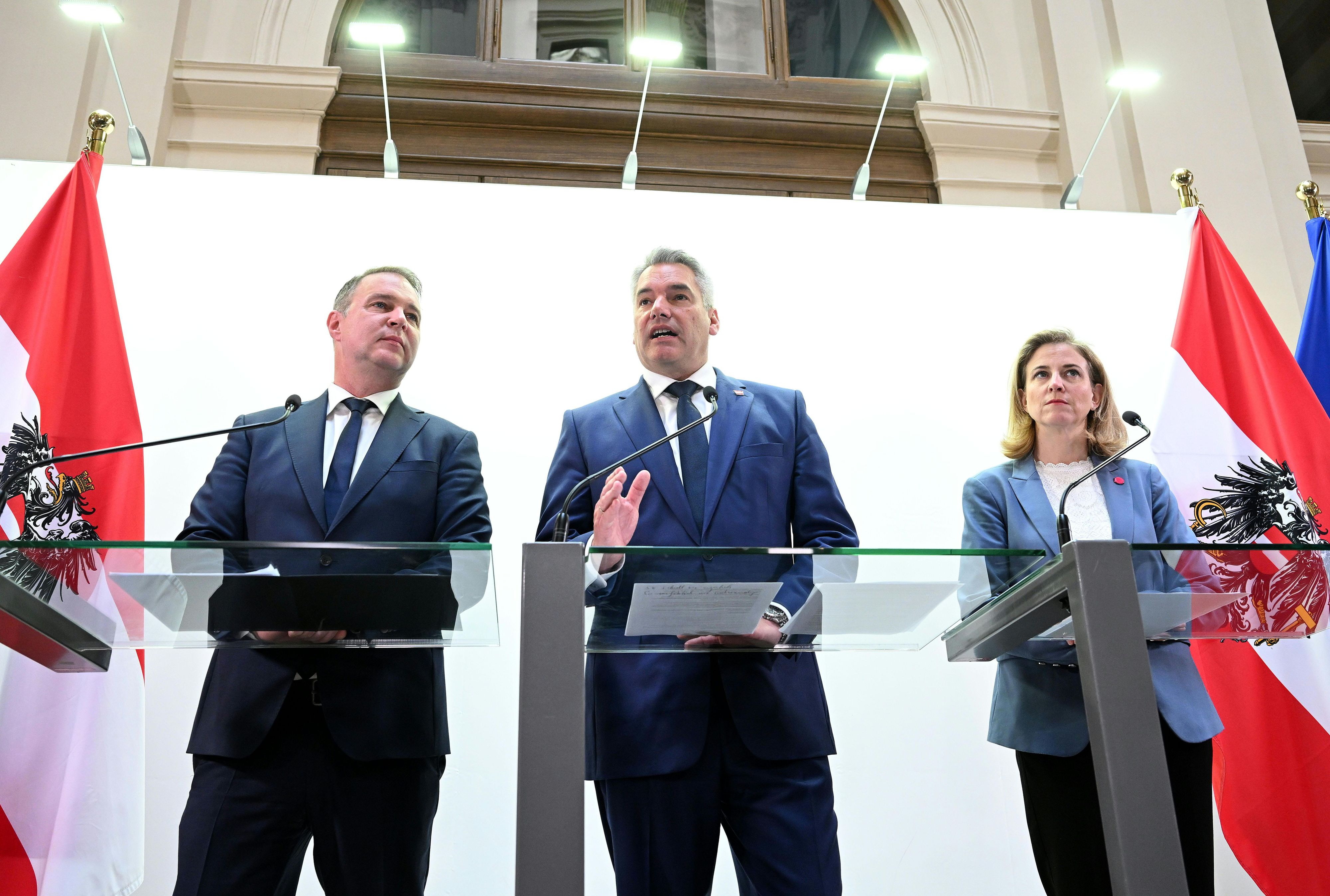 SPÖ-Chef Andreas Babler, ÖVP-Chef Karl Nehammer und NEOS-Chefin Beate Meinl-Reisinger am Montag, 18. November 2024, im Rahmen von Pressestatements.