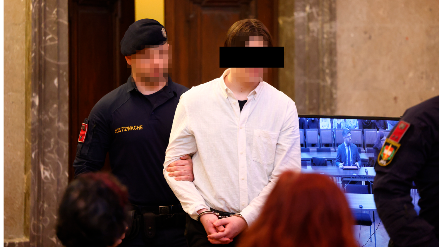 Der 18-jährige Wiener soll zwei wehrlose Menschen aus purer Lust am Töten umgebracht haben. Vor Gericht erschien Mathias K. am 18. November 2024 im blütenweißen Hemd.
