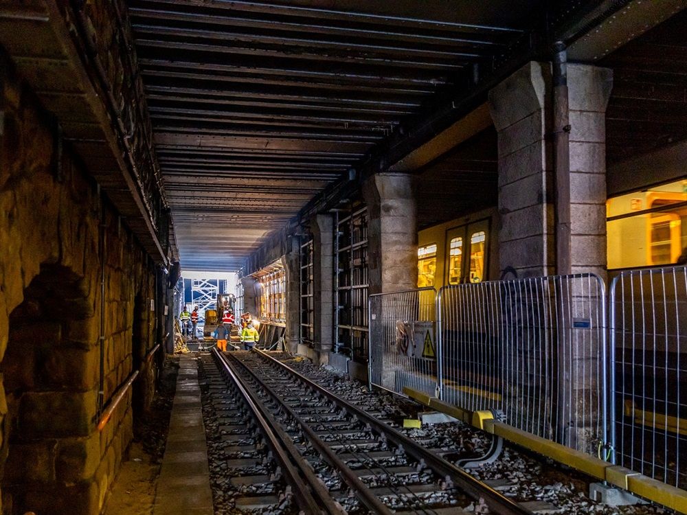 Die Arbeiten bei der Alserbachbrücke an der U4-Station Friedensbrücke sind aufwendig.