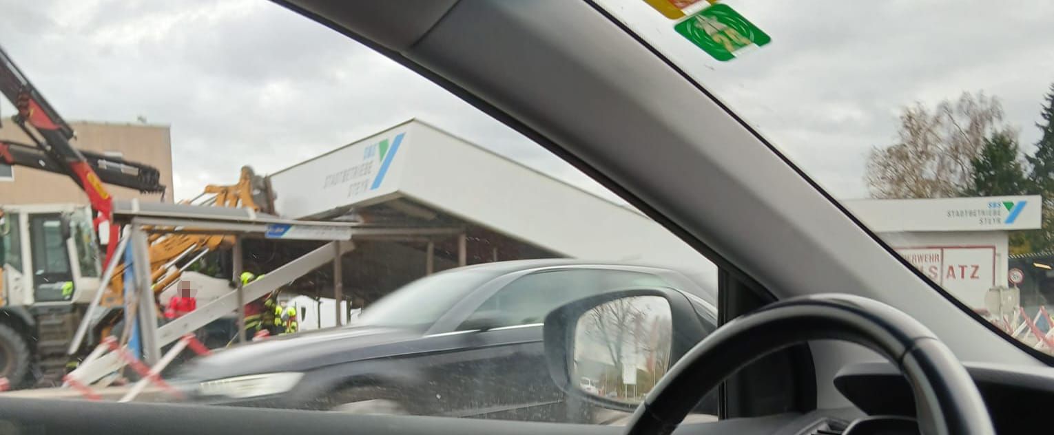 Das Dach der Tankstelle der Stadtbetriebe Steyr knickte ein. Die Aufräumarbeiten sind im Gange.