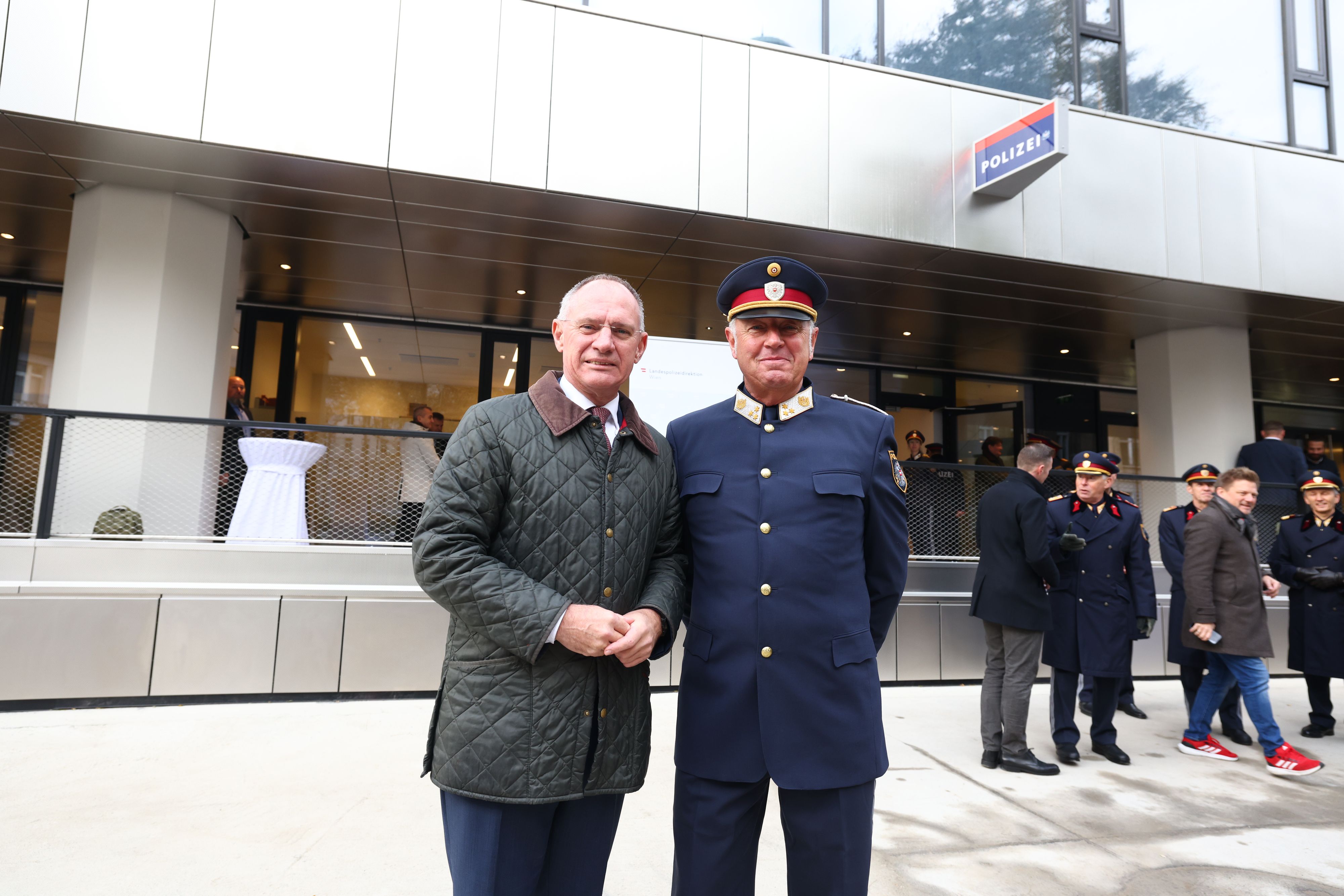 Innenminister Karner und Stadtpolizeikommandant Werner Matjazic eröffneten die neue Polizeiinspektion.