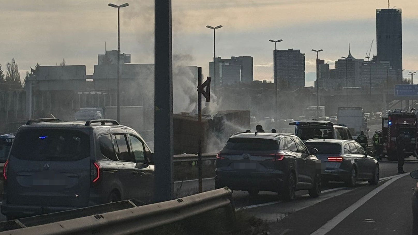 Stau-Chaos auf Tangente! Lkw fängt während Fahrt Feuer