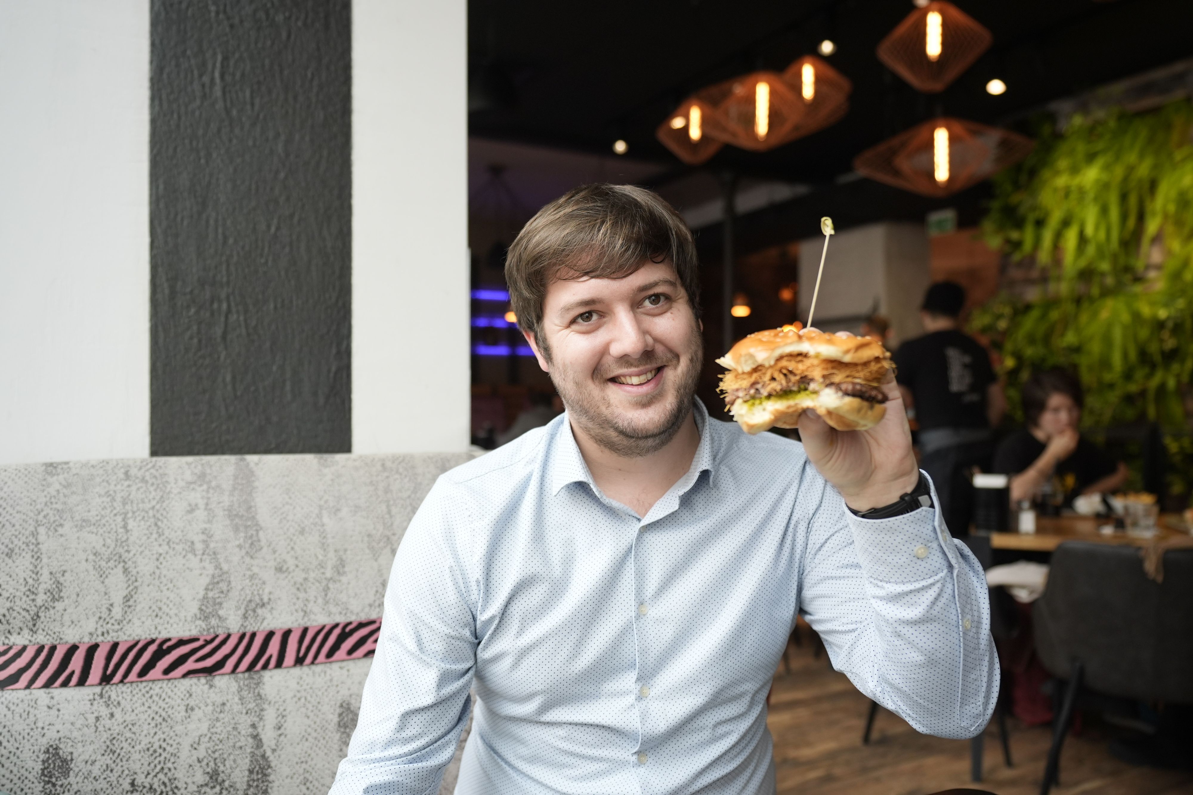 Mutiger Mix: Pistazien-Schokolade aus Dubai und österreichisches Rindfleisch vereint im ersten Schoko-Burger der Welt.