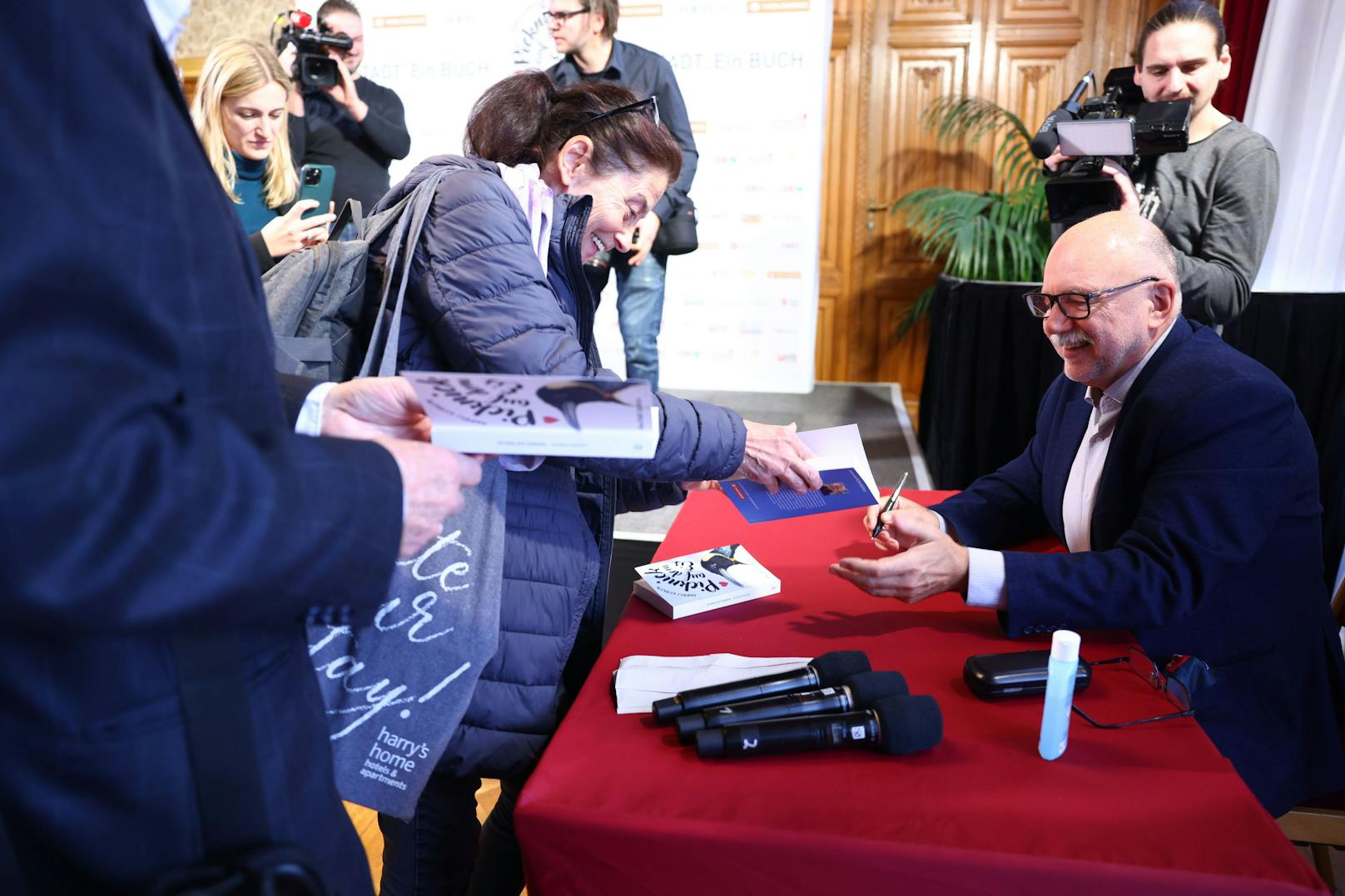 Der Autor des Romanes, Andrej Kurkow, signierte seine Werke im Wiener Rathaus.