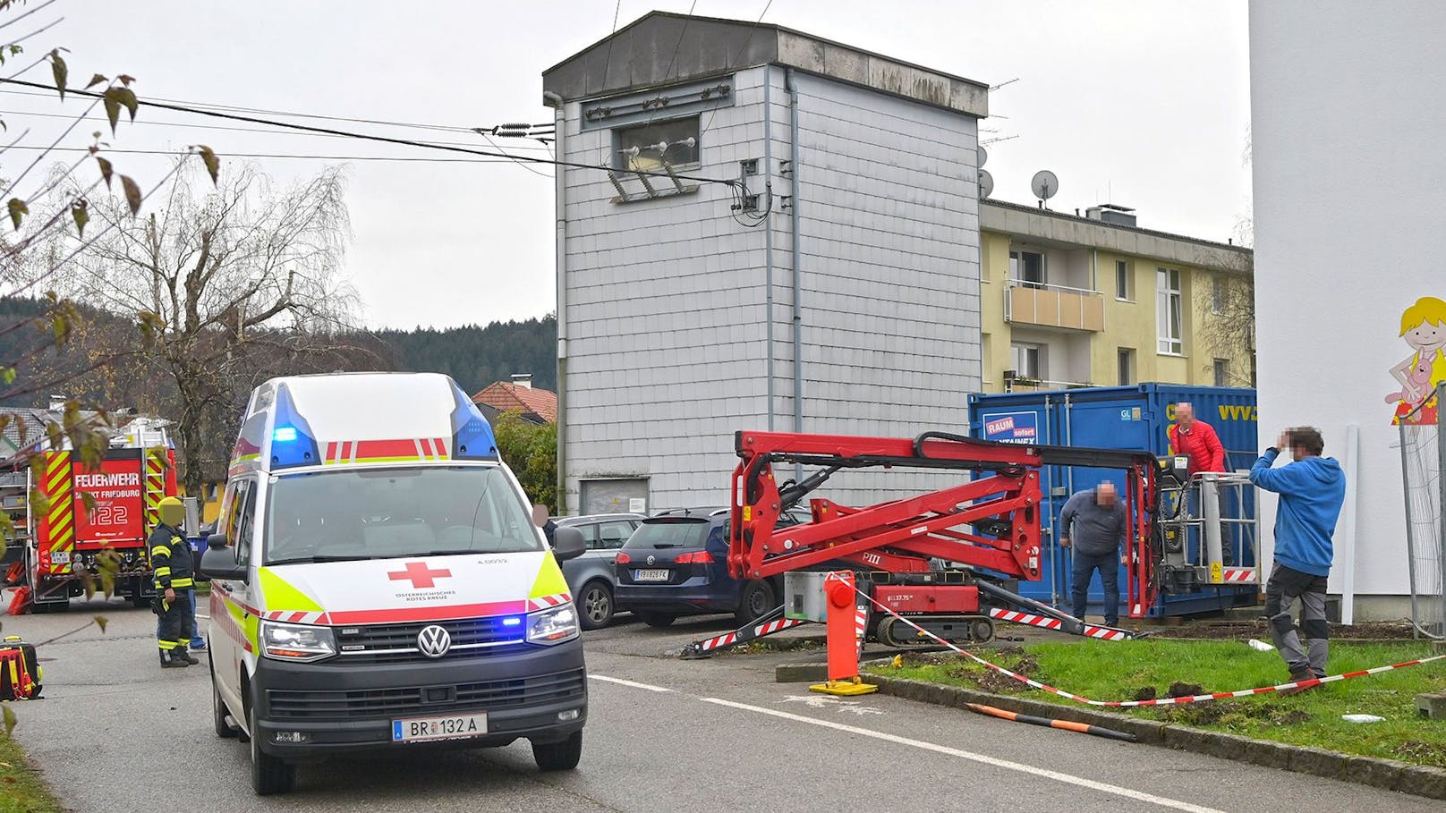 In diese Stromleitung geriet der Arbeiter, der auf einer Hebebühne stand.