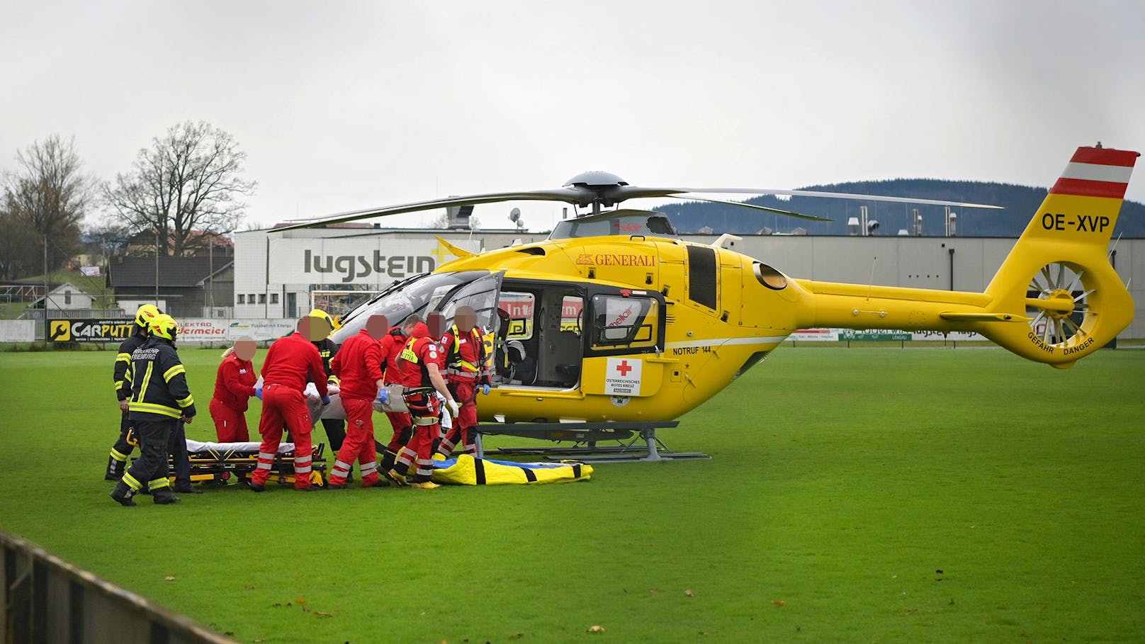 Er wurde mit dem Rettungshubschrauber ins Krankenhaus geflogen.