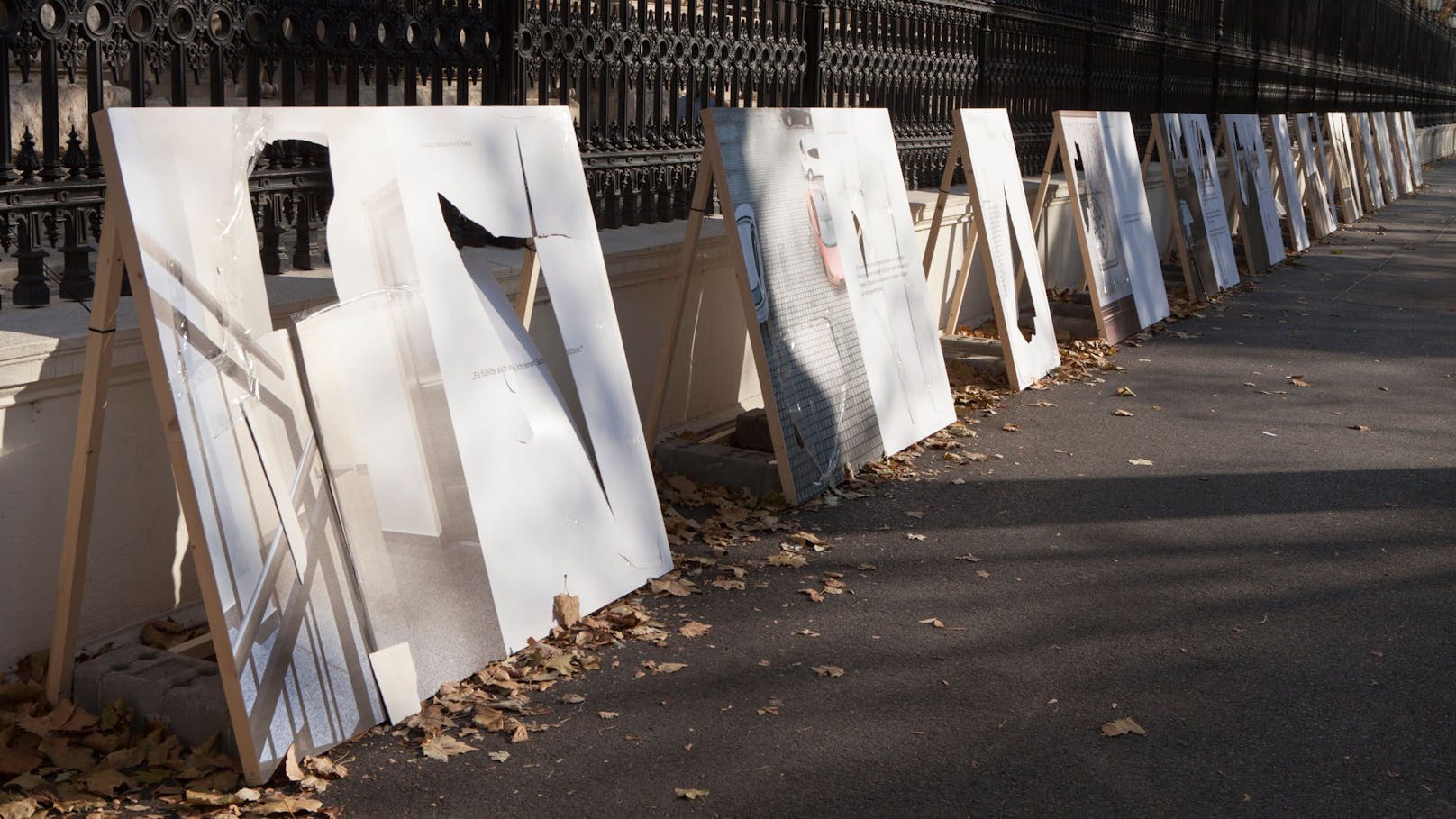 26 der 40 Plakate wurden beschädigt