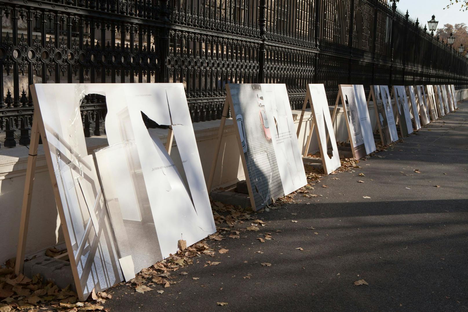 26 der 40 Plakate wurden beschädigt