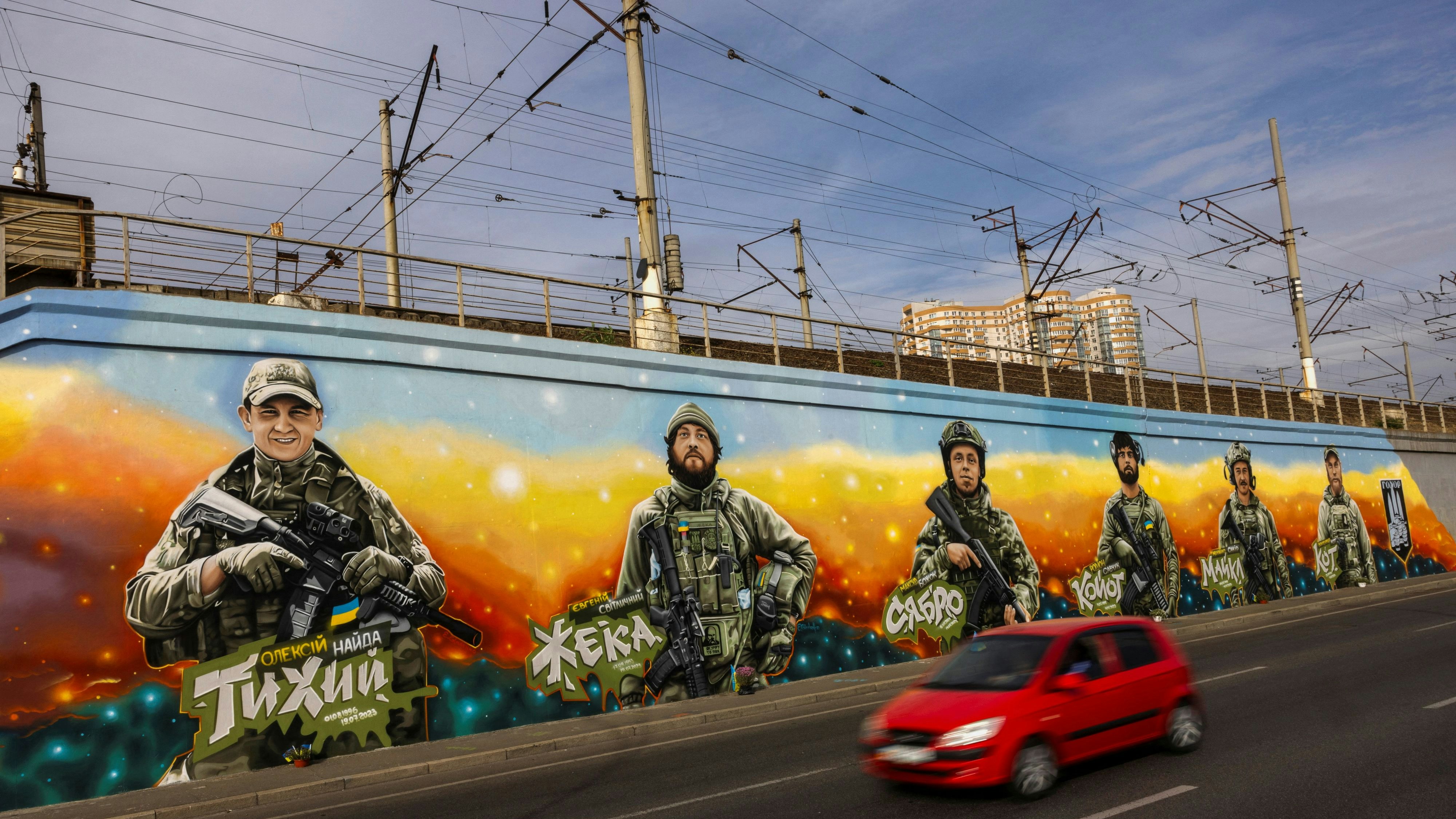 Ein Künstler ehrt gefallene Soldaten mittels eines Graffitis in Kiew. 