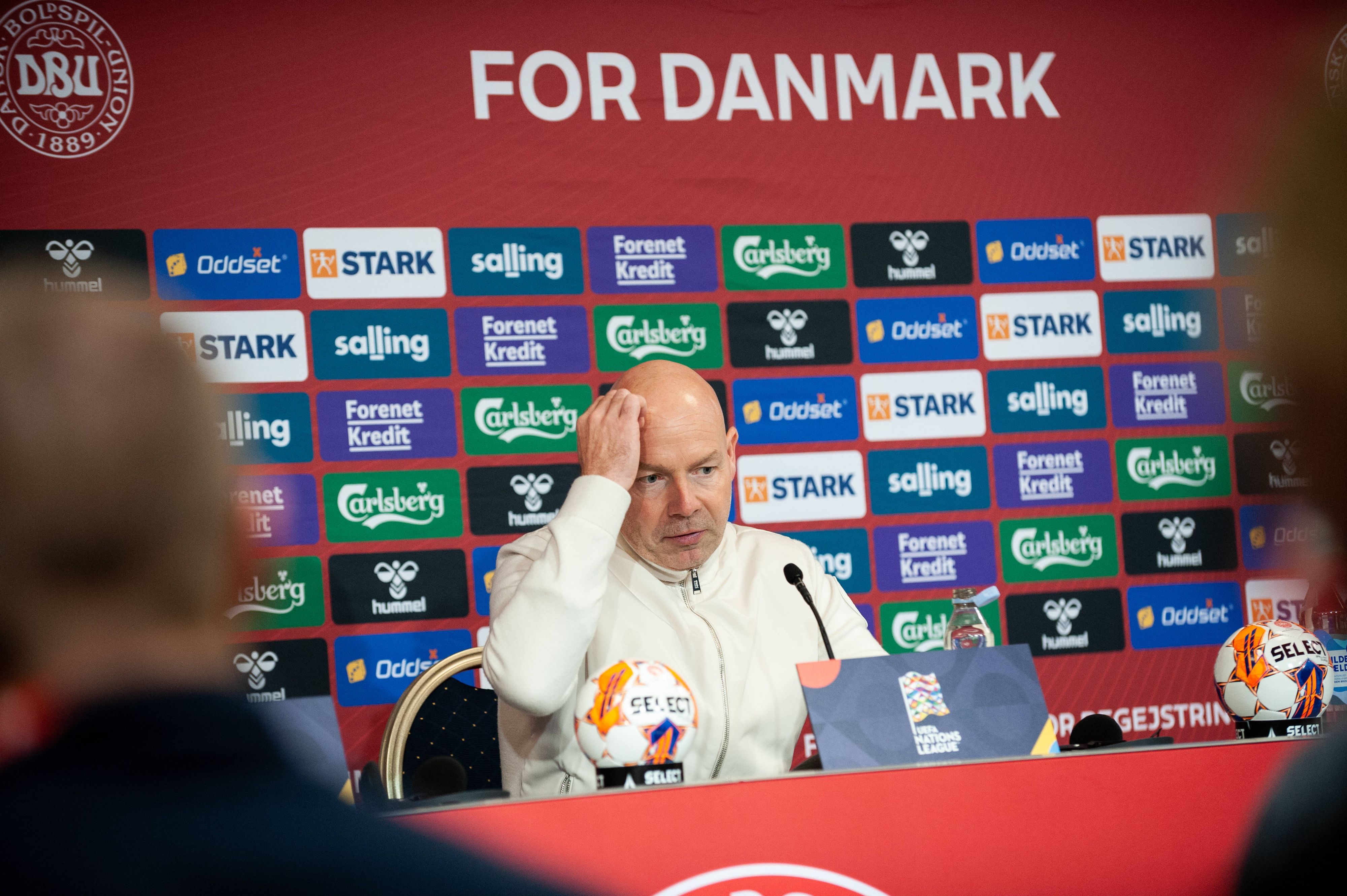 Brian Riemer nahm Platz und stand wieder auf.