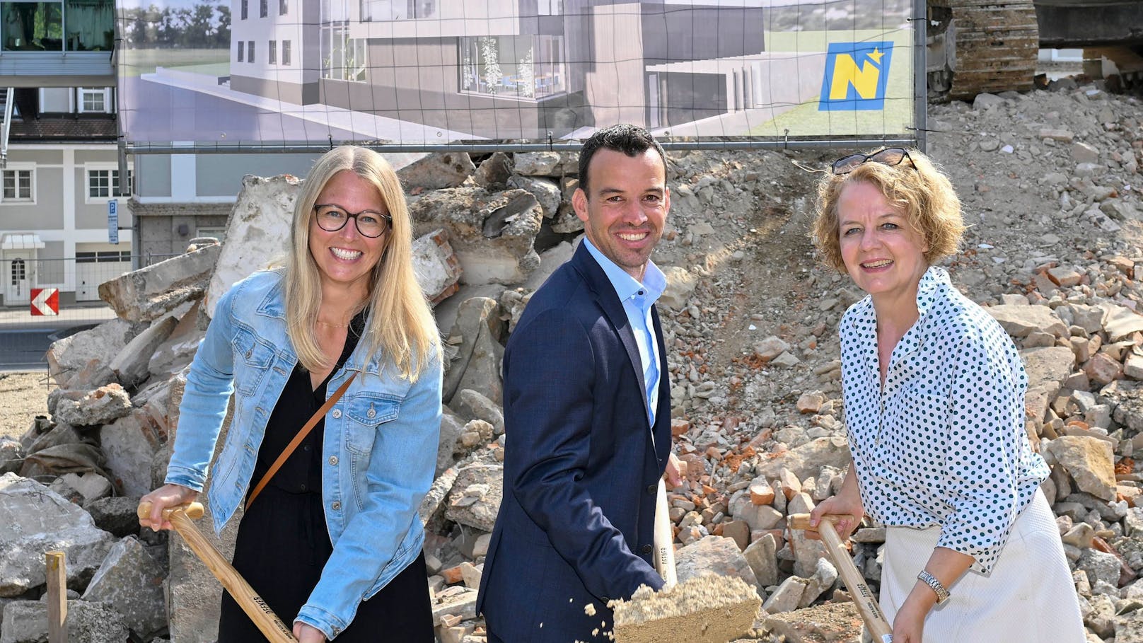 Landesrätin Teschl-Hofmeister (re.) beim Spatenstich für den neuen Landeskindergarten in Scheibbs Randegg