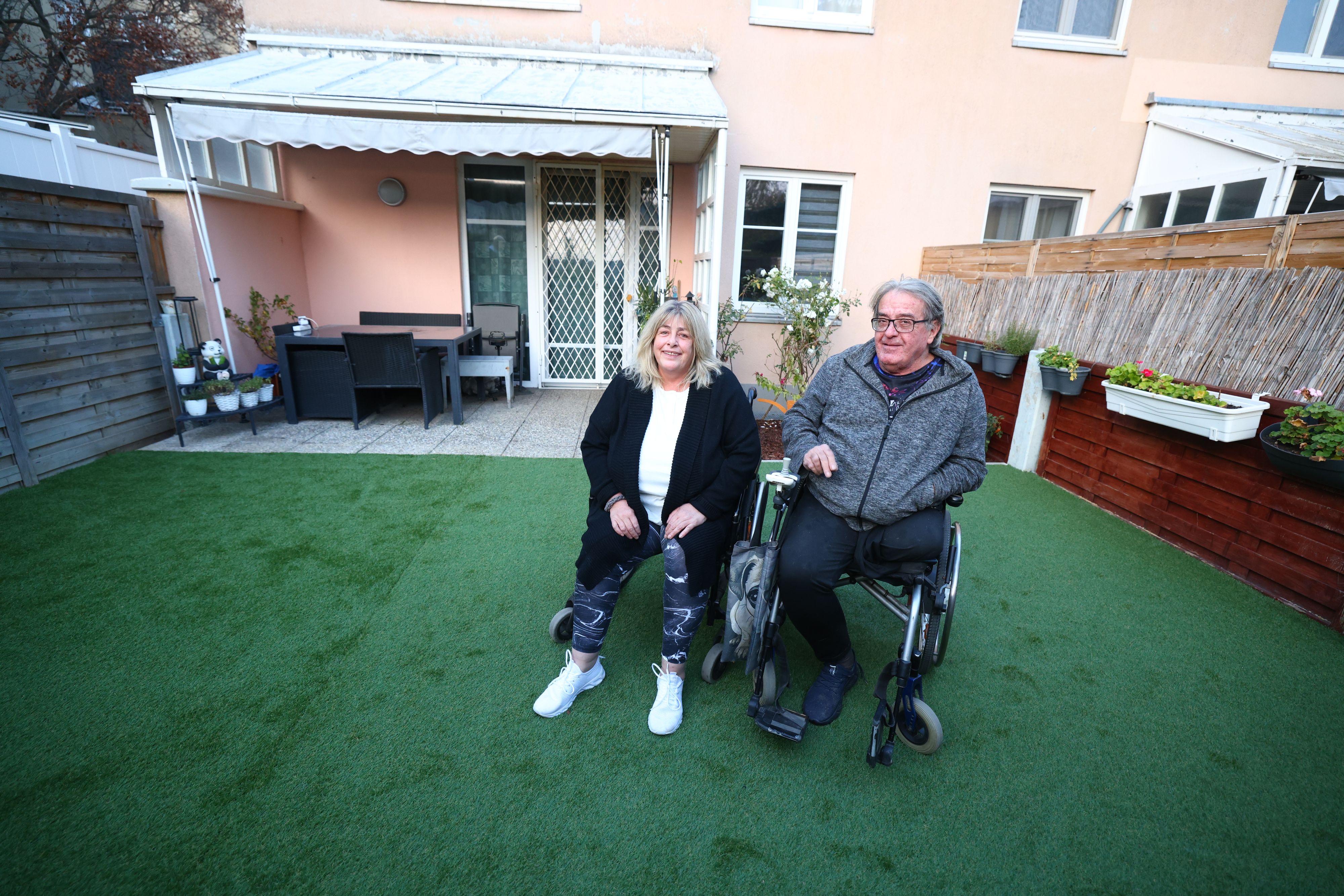 Sabine und Ludwig B. sind glücklich über den neuen Rollrasen.
