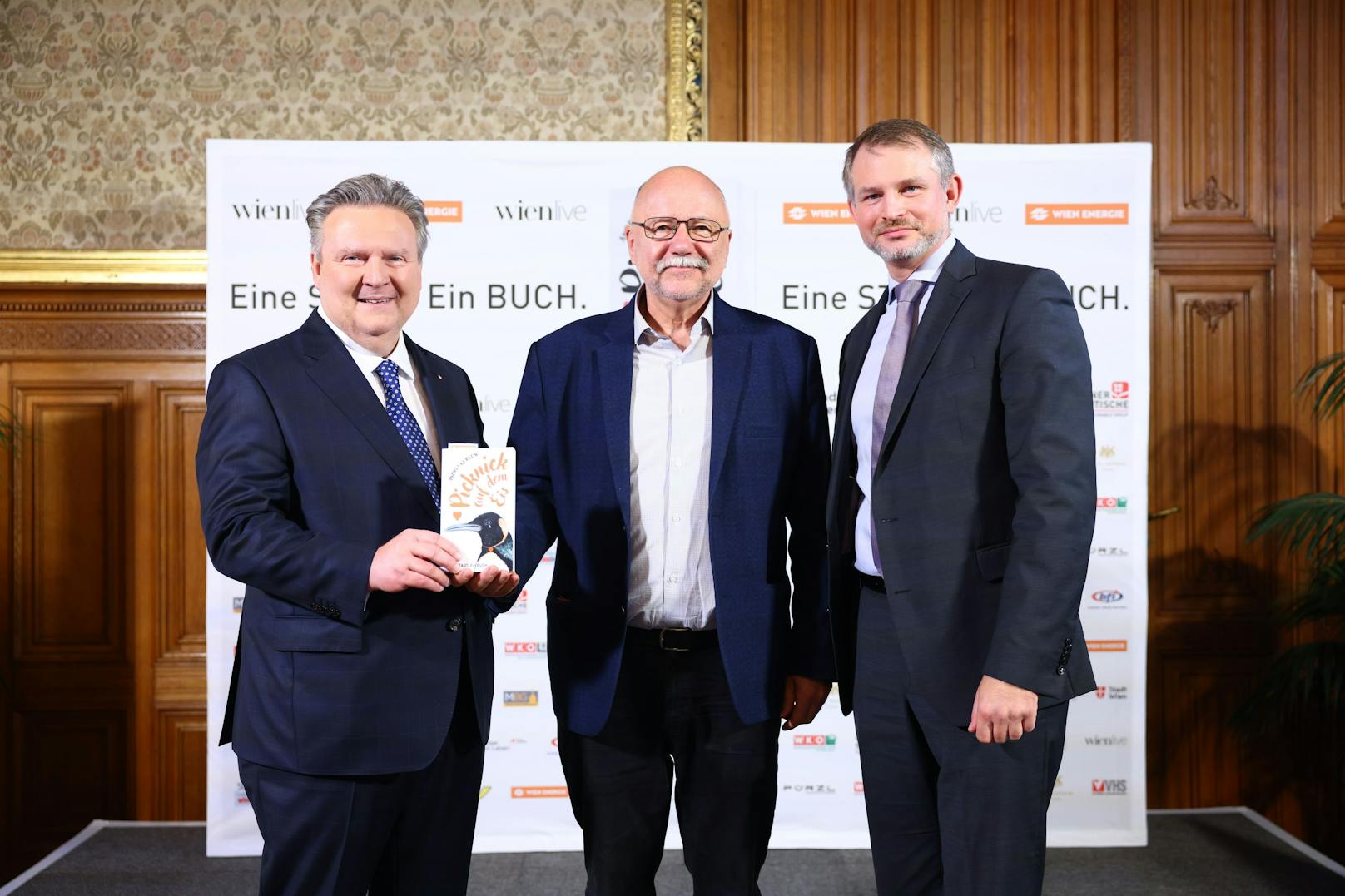 (v.l.n.r.) Bürgermeister Michael Ludwig mit Autor Andrej Kurkow und Michael Fuchs (Wien Energie).