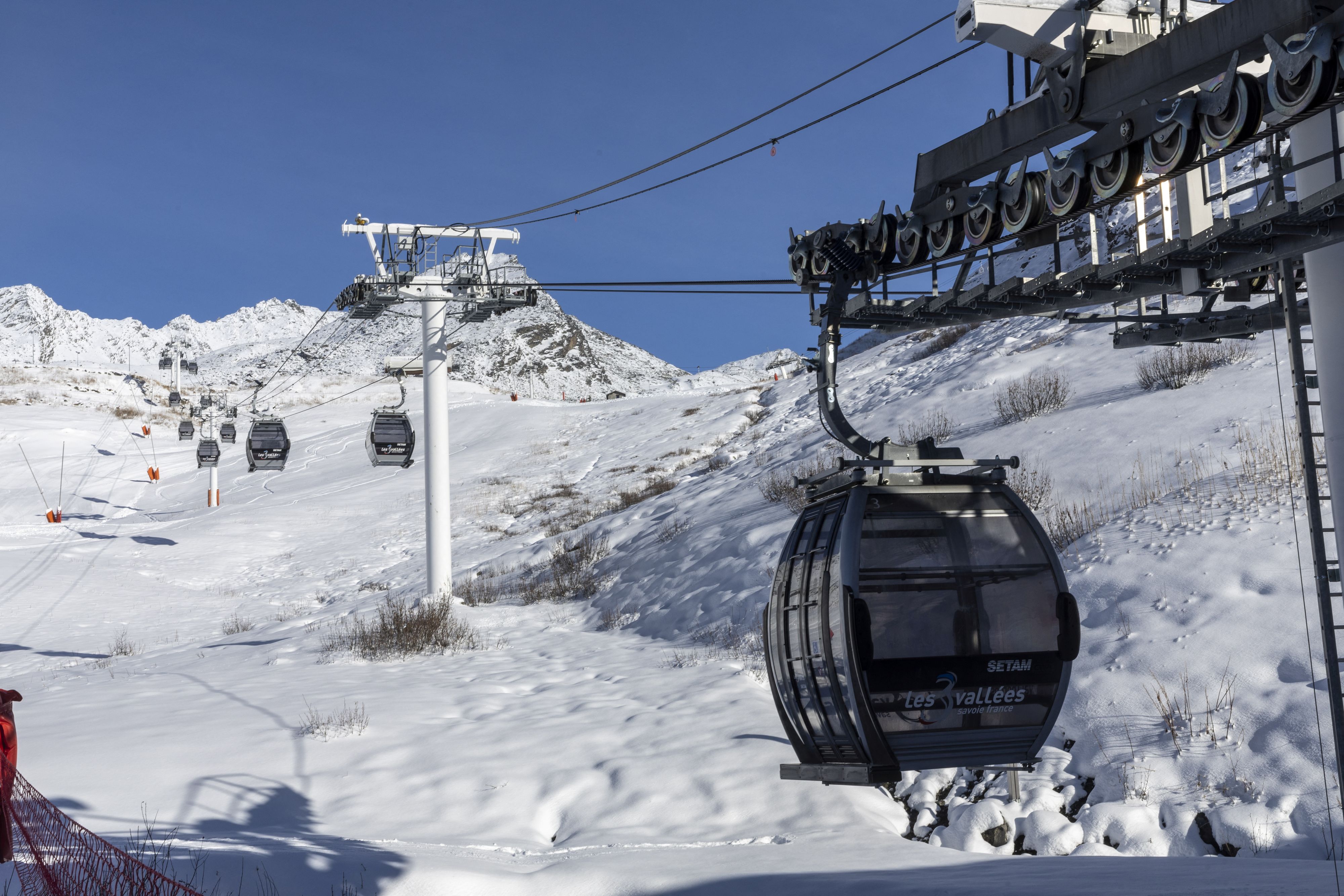 Im Skigebiet Val Thorens (Frankreich) wurden am Dienstagmorgen mehrere Arbeiter verletzt, als eine Kabine der Seilbahn gegen die Bergstation prallte.