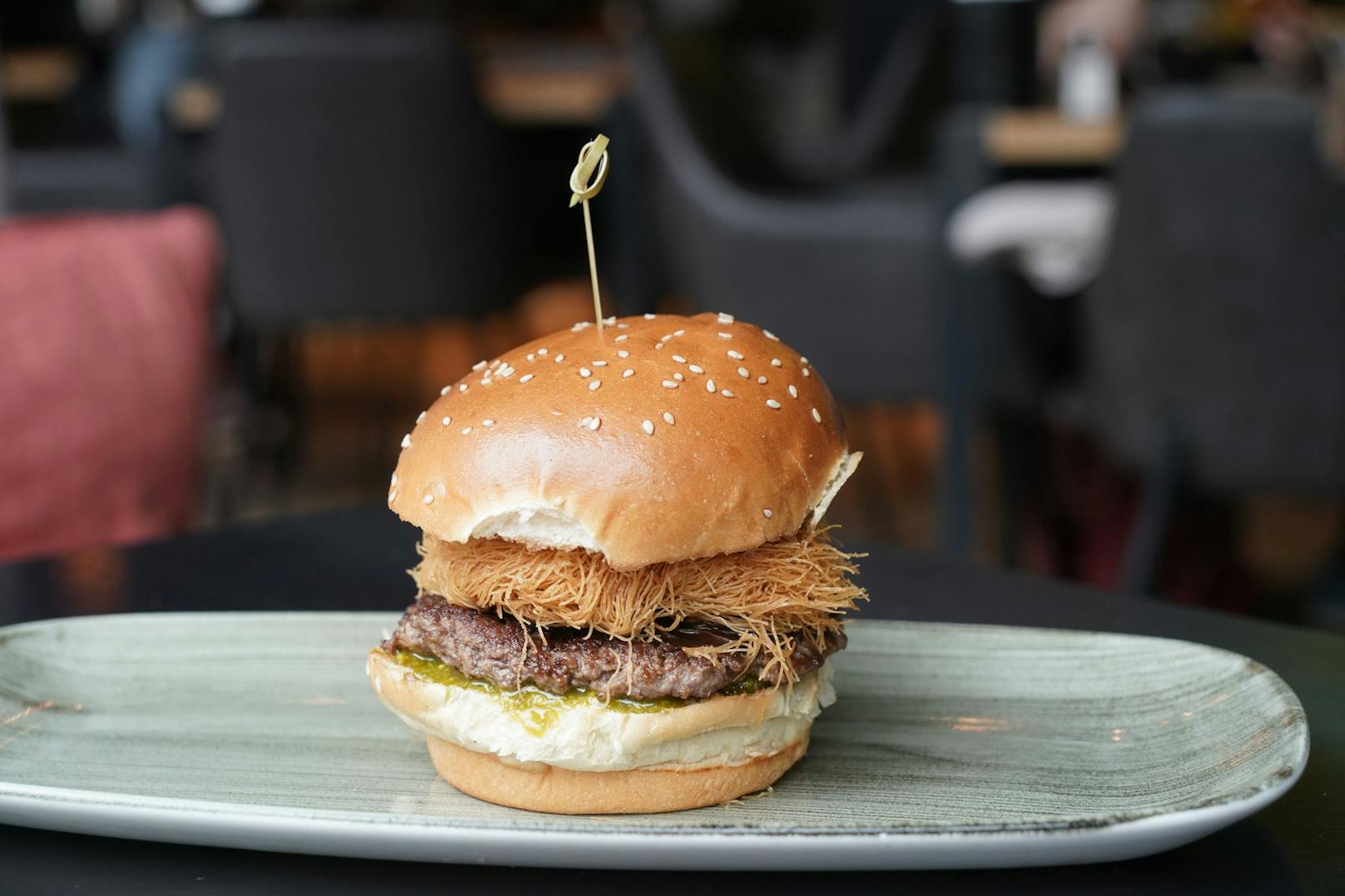 Der weltweit erste Dubai-Schoko-Burger: Eine gewagte Kombination aus süßer Pistazien-Schokolade und saftigem Fleisch.