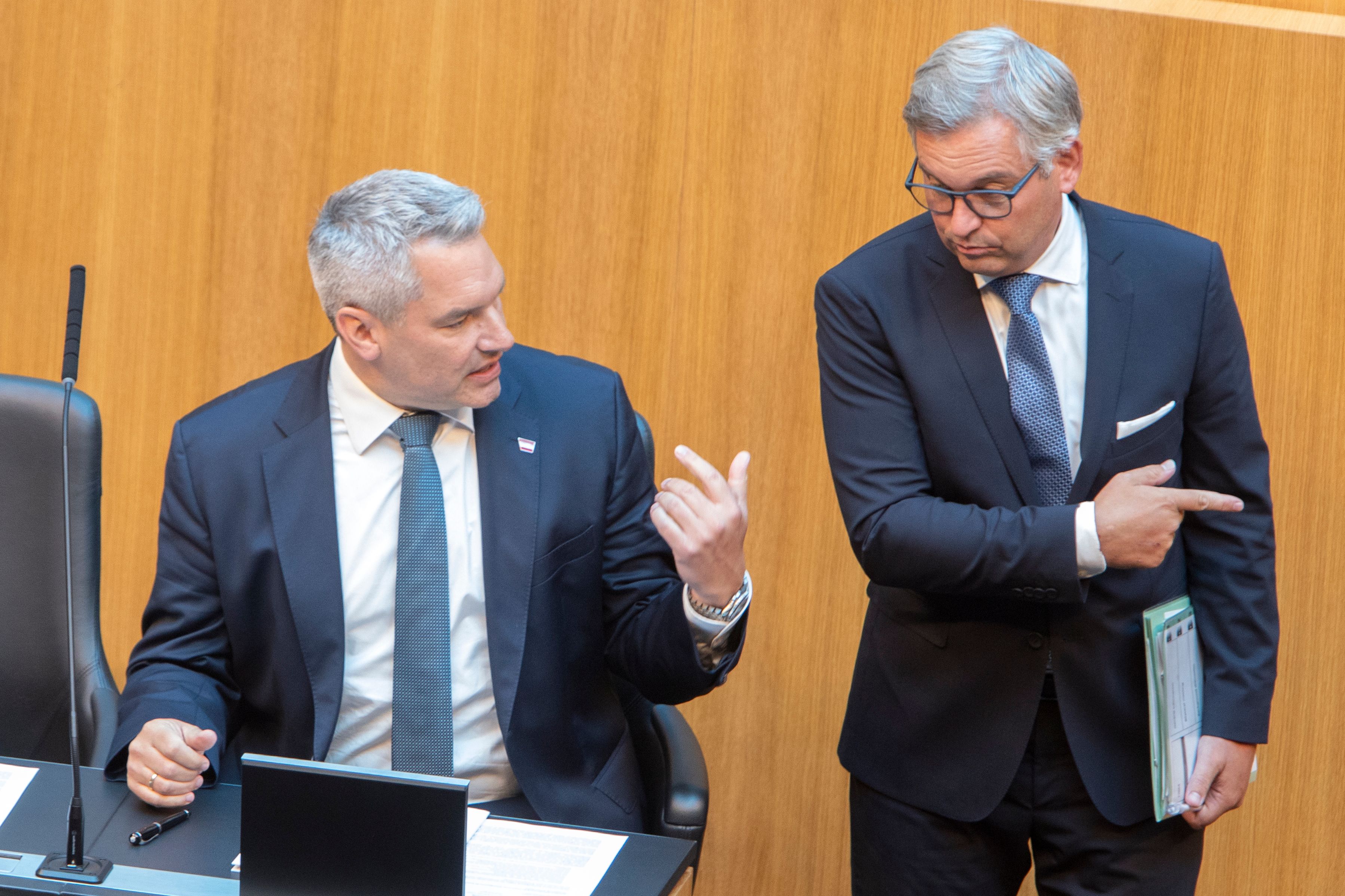 Magnus Brunner (r.) hat am Dienstag offiziell seinen Rücktritt als Finanzminister bei Kanzler Karl Nehammer (l.) eingereicht. (Archivbild)