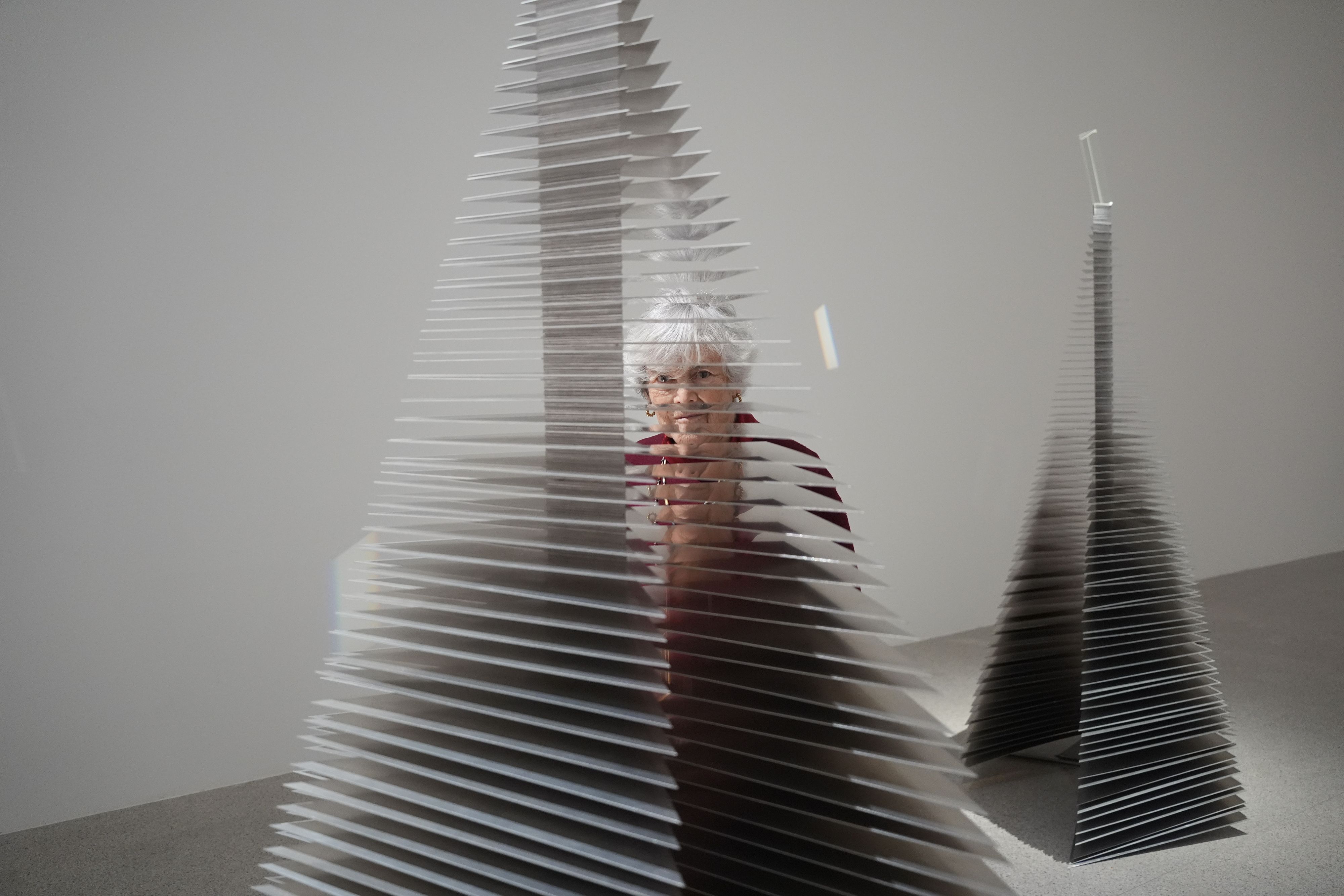 Liliane Lijn hinter ihrer Kunst.