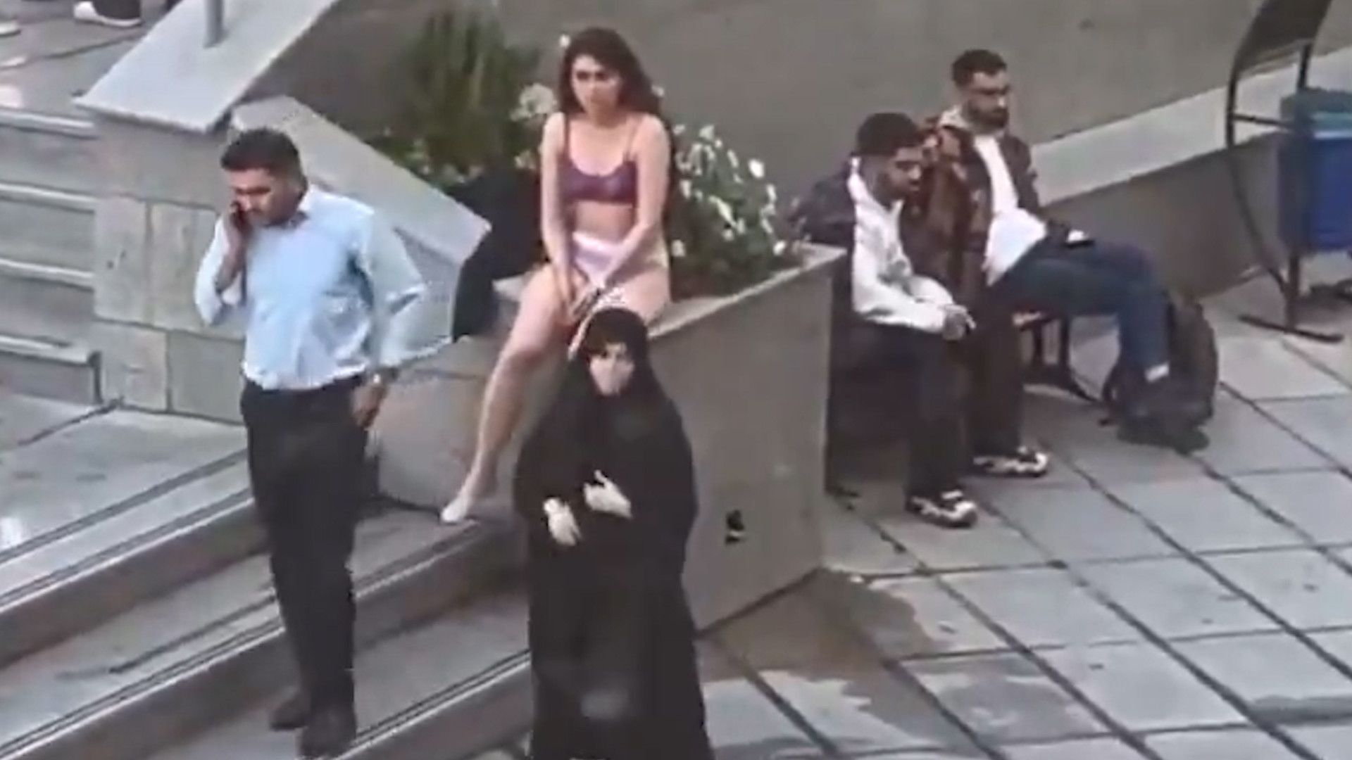 Anfang November wurde eine junge Frau im Iran an einer Uni festgenommen, die in Unterwäsche protestierte.