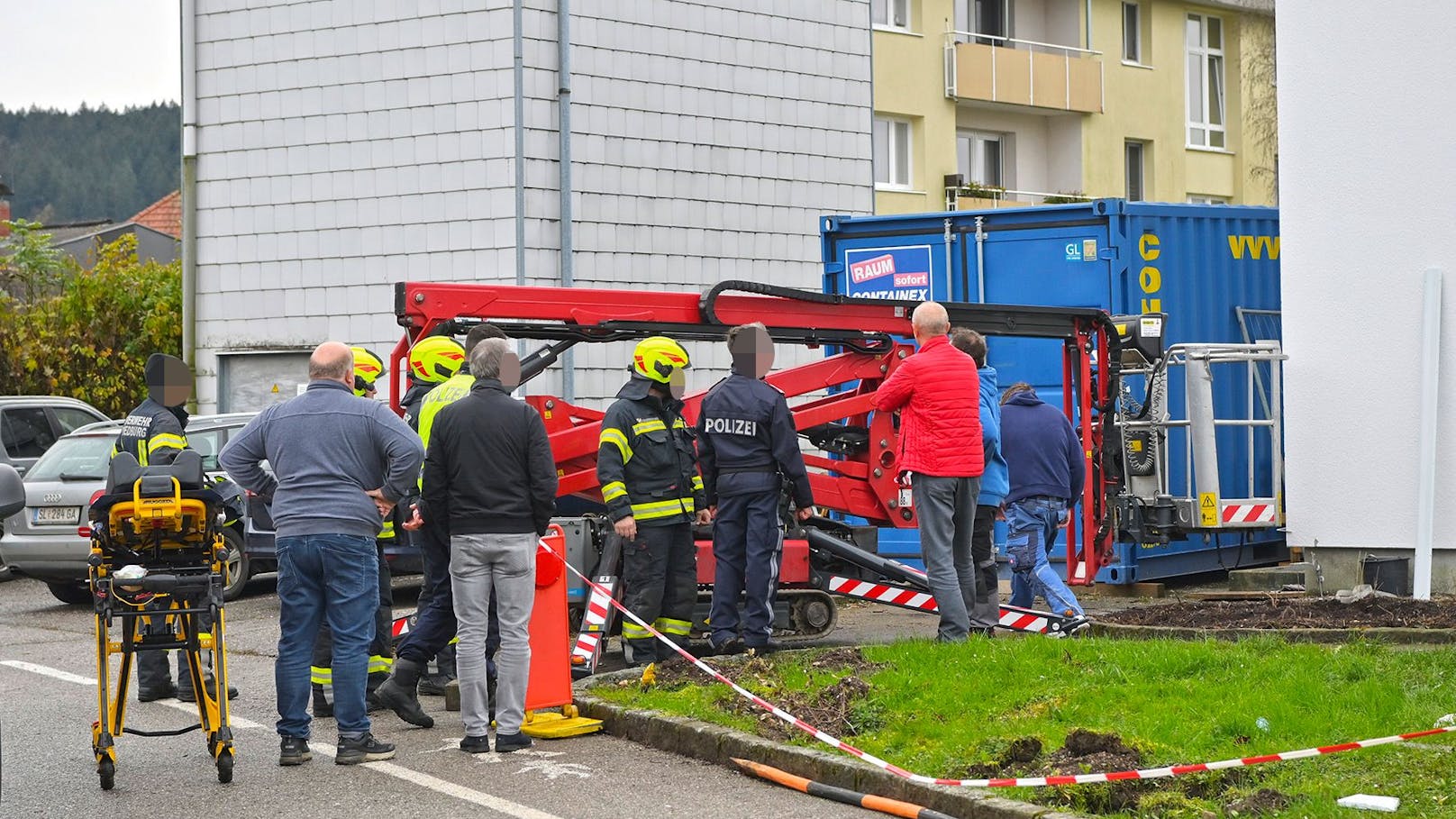 Die Einsatzkräfte eilten dem Mann zu Hilfe.