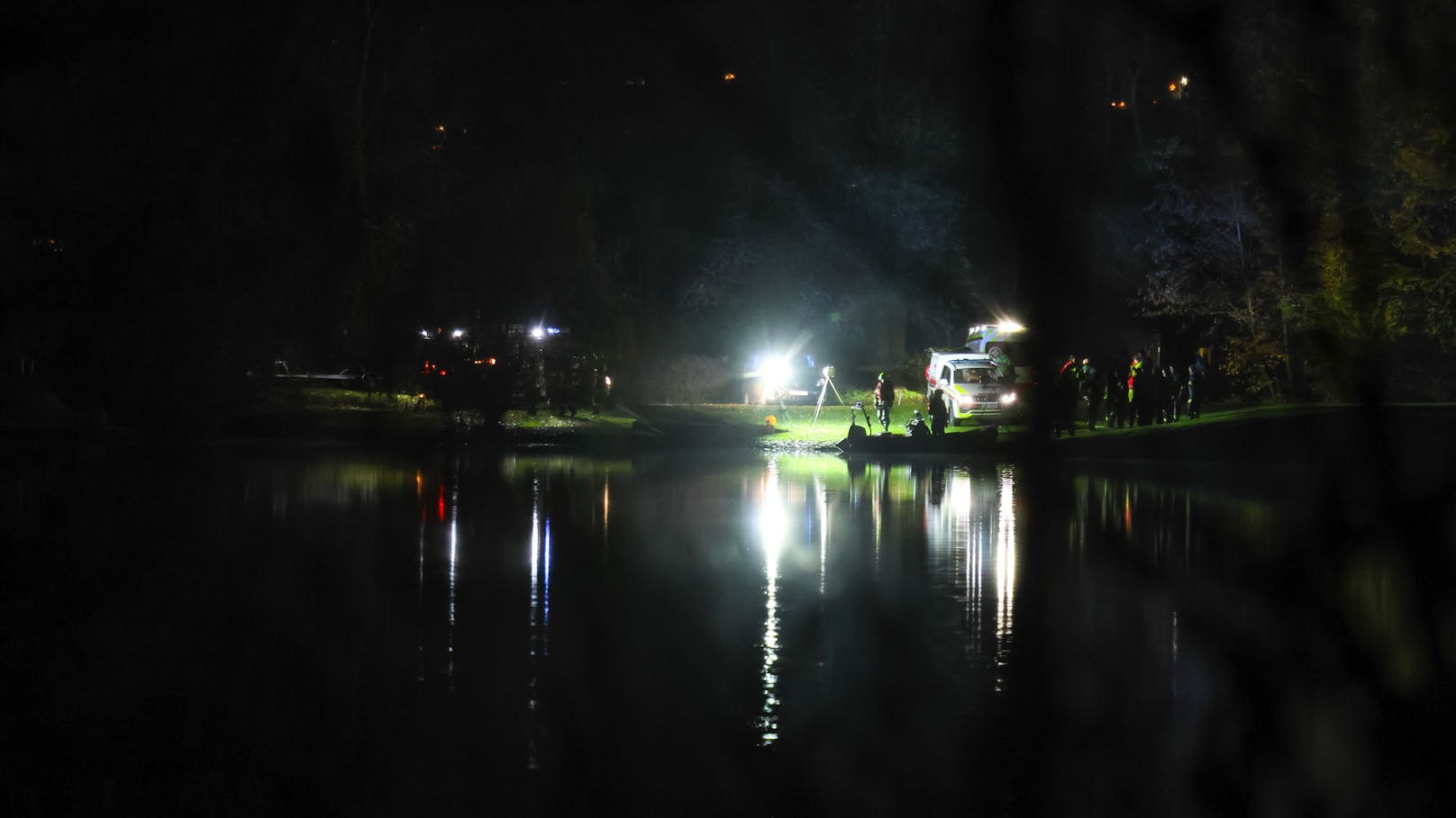 Der 55-Jährige war am Sonntag ab zirka 11 Uhr alleine in einem See in Feldkirchen an der Donau (Bez. Urfahr-Umgebung).