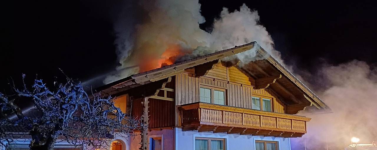 Das Dachgeschoss stand in Flammen.