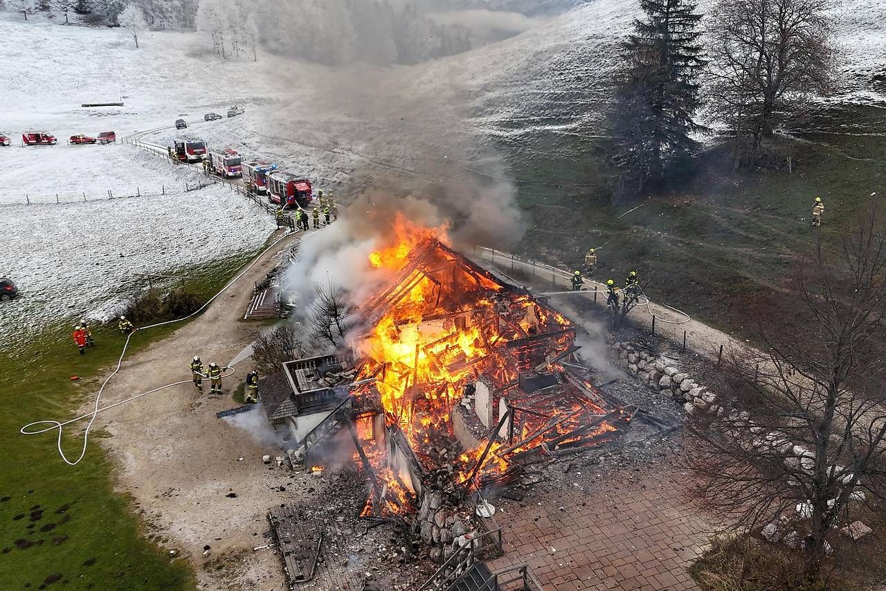 Die Almhütte brannte komplett aus.