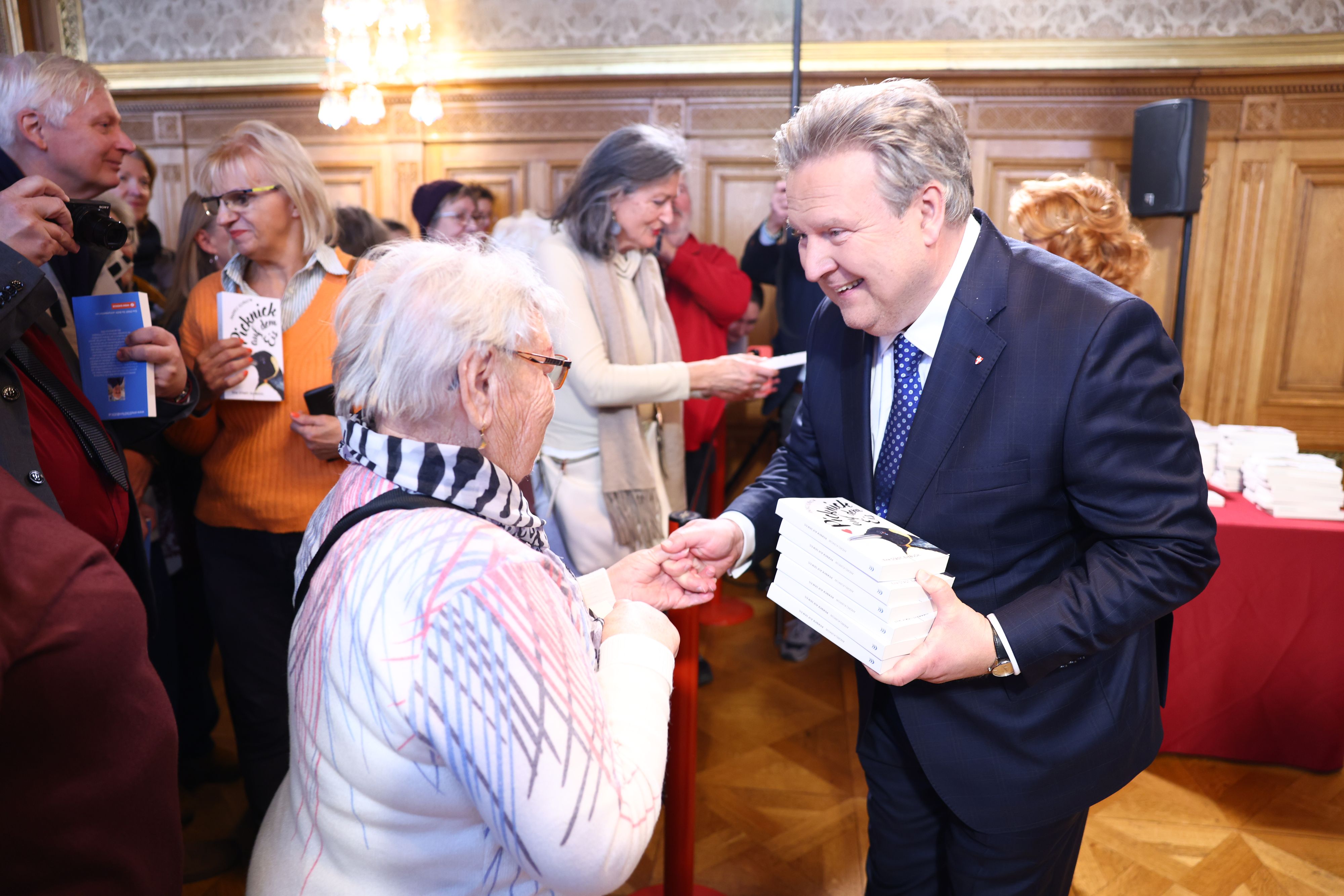 Bürgermeister Michael Ludwig verteilte die gratis Bücher an Besucher.