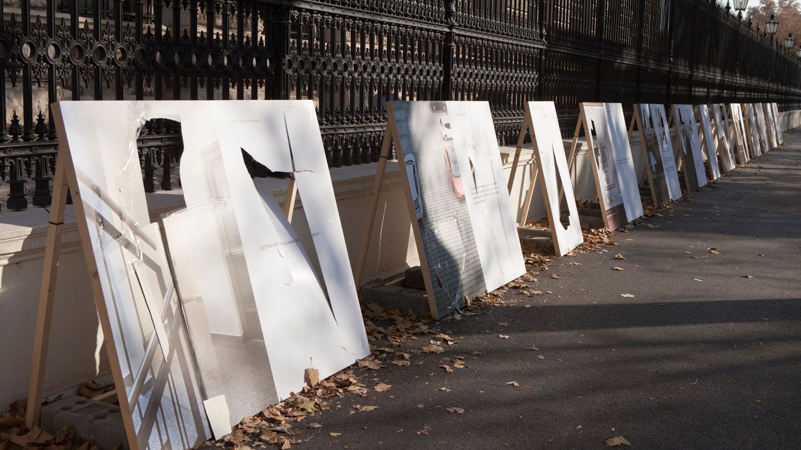 Vandalismus – Plakate gegen häusliche Gewalt zerstört