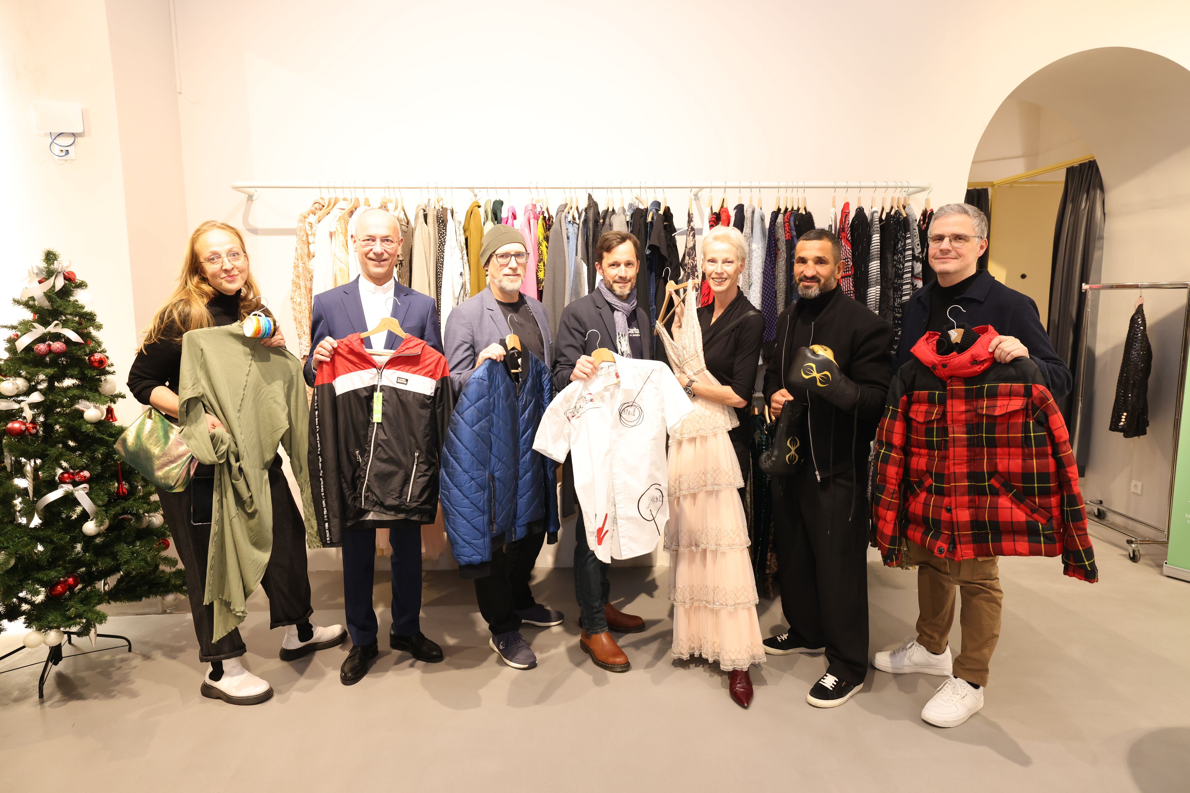 Nachhaltigkeitsexpertin Nunu Kaller, Dompfarrer Toni Faber, Alexander Bodmann, Caritasdirektor der Erzdiözese Wien, Caritasdirektor Klaus Schwertner, Model Martina Gleissenebner-Teskey, Boxweltmeister Fahdi Merza und carla-Projektleiter Oliver Türkoglu (v.l.)