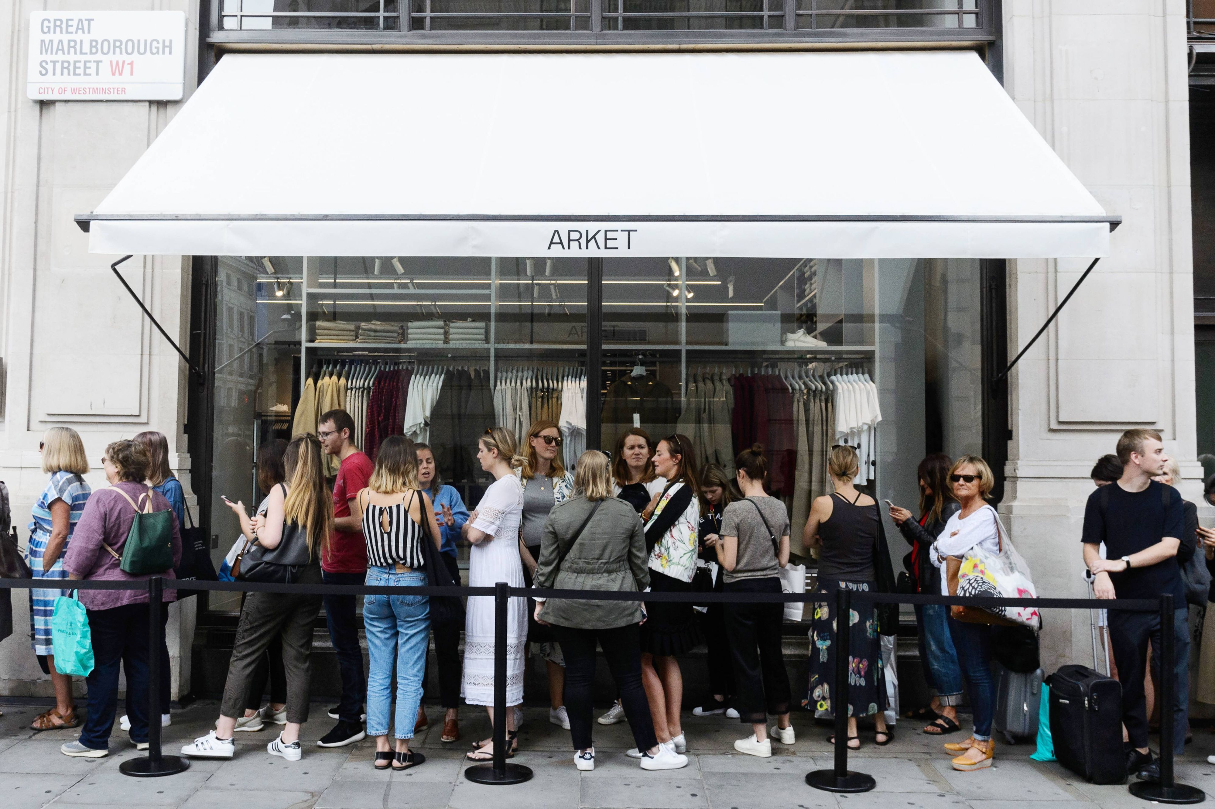 Im August 2017 eröffnete auf der Londoner Regent Street der erste ARKET Store. Seitdem werden ständig neue Stores eröffnet. Nicht nur in Europa, sondern auch in Asien. Nächstes Jahr wird es in Wien soweit sein. 