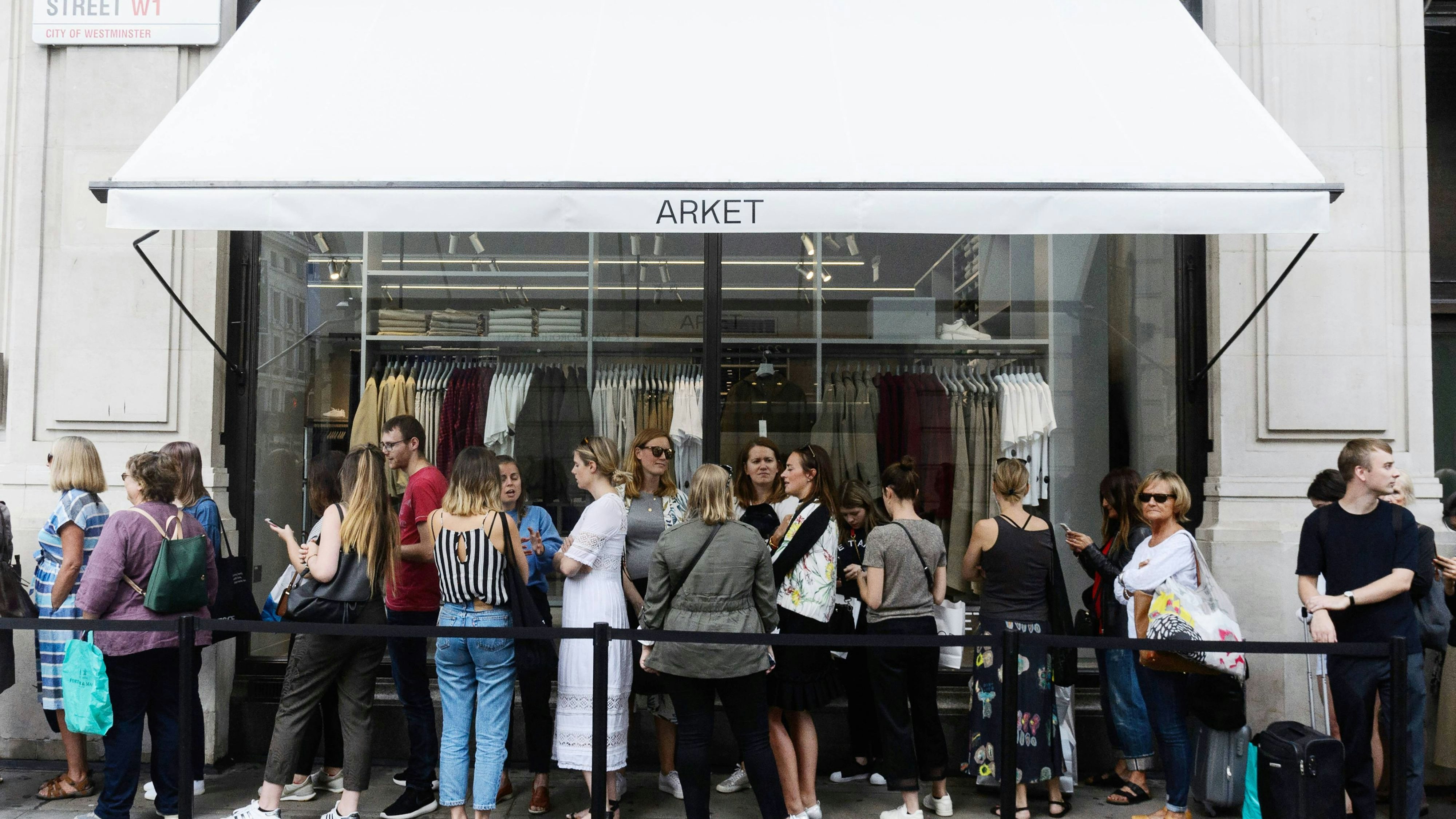 Im August 2017 eröffnete auf der Londoner Regent Street der erste ARKET Store. Seitdem werden ständig neue Stores eröffnet. Nicht nur in Europa, sondern auch in Asien. Nächstes Jahr wird es in Wien soweit sein. 