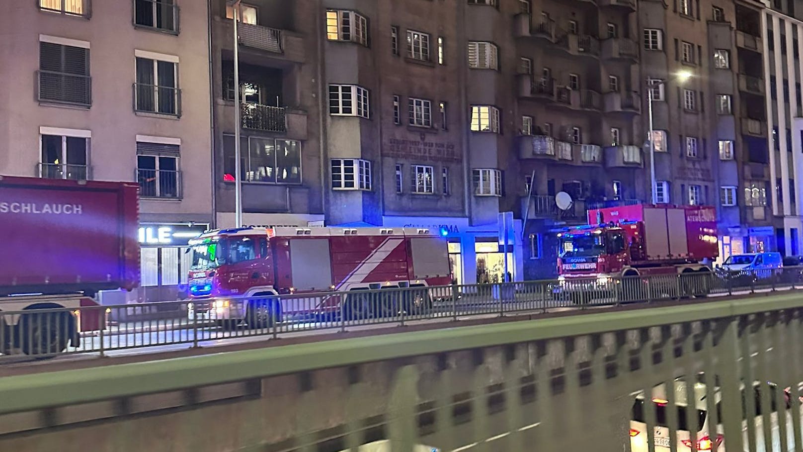 Derzeit läuft vor Ort ein Feuerwehreinsatz, direkt vor dem Verkehrsknotenpunkt am Südtiroler Platz befinden sich mehrere Florianis im Einsatz.