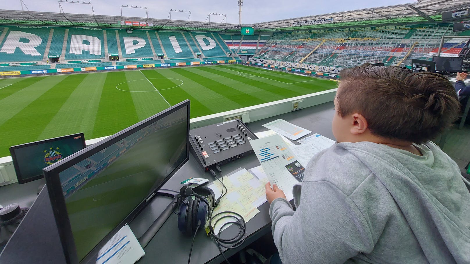 Kielhauser bereitet sich im noch leeren Allianz Stadion auf seinen TV-Einsatz vor.