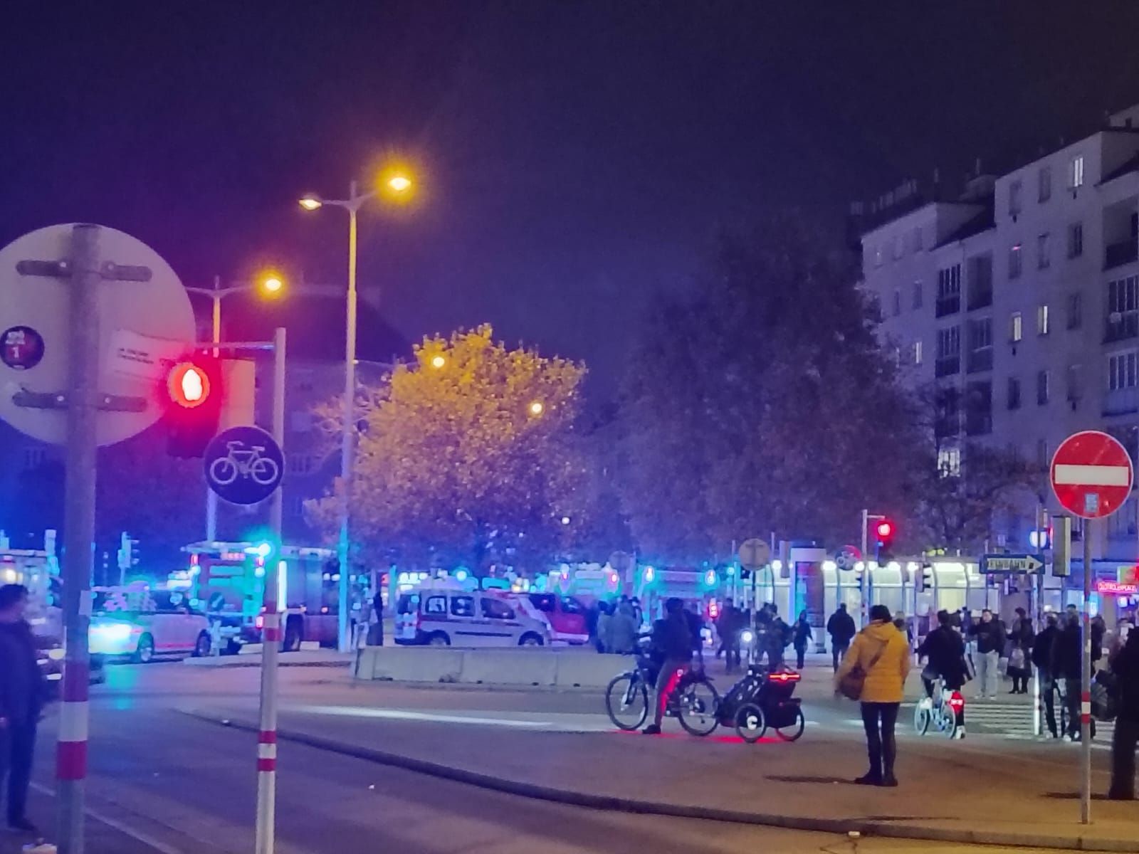 Unzählige Menschen blickten besorgt auf den Südtiroler Platz.