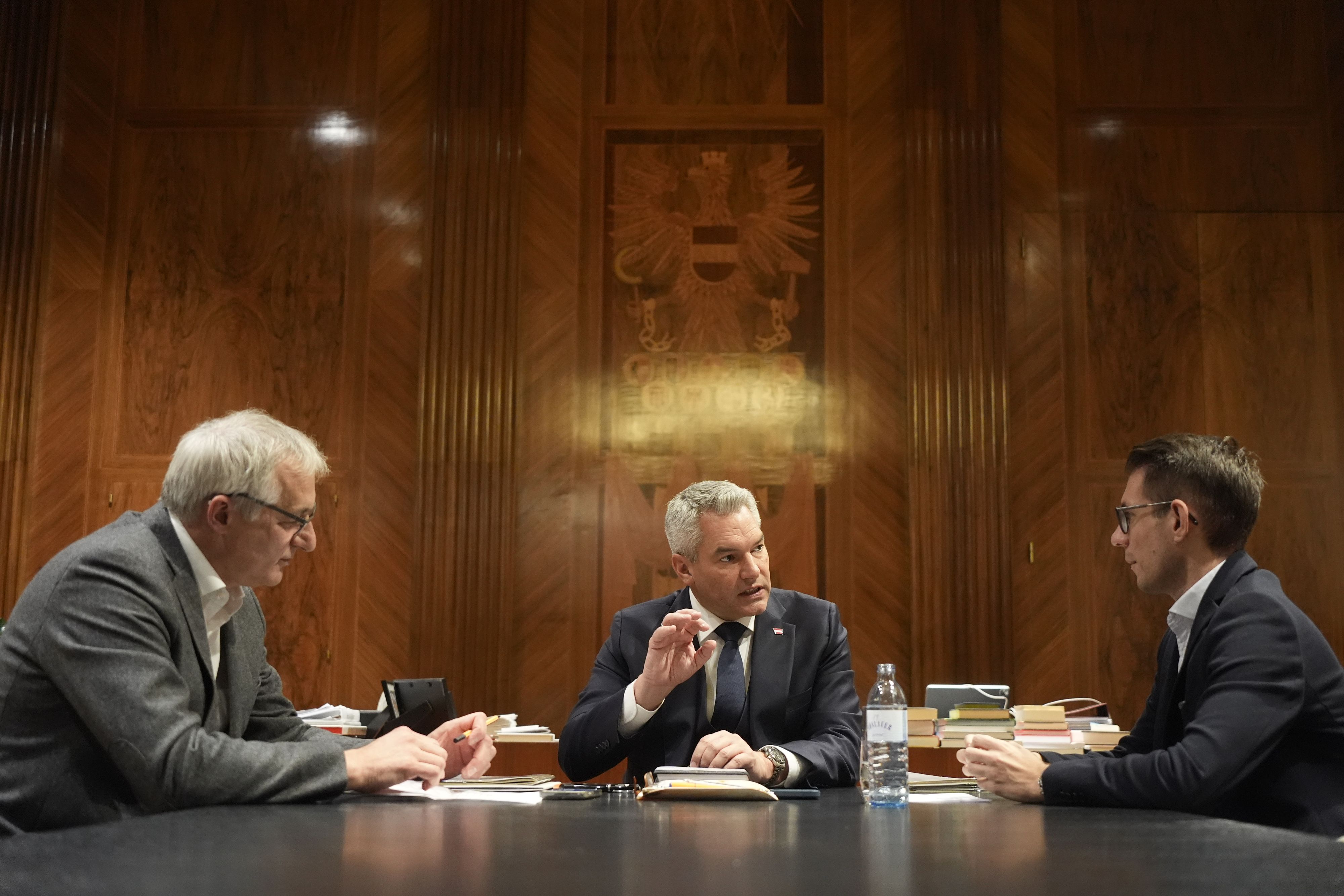 Karl Nehammer im Gespräch mit den 