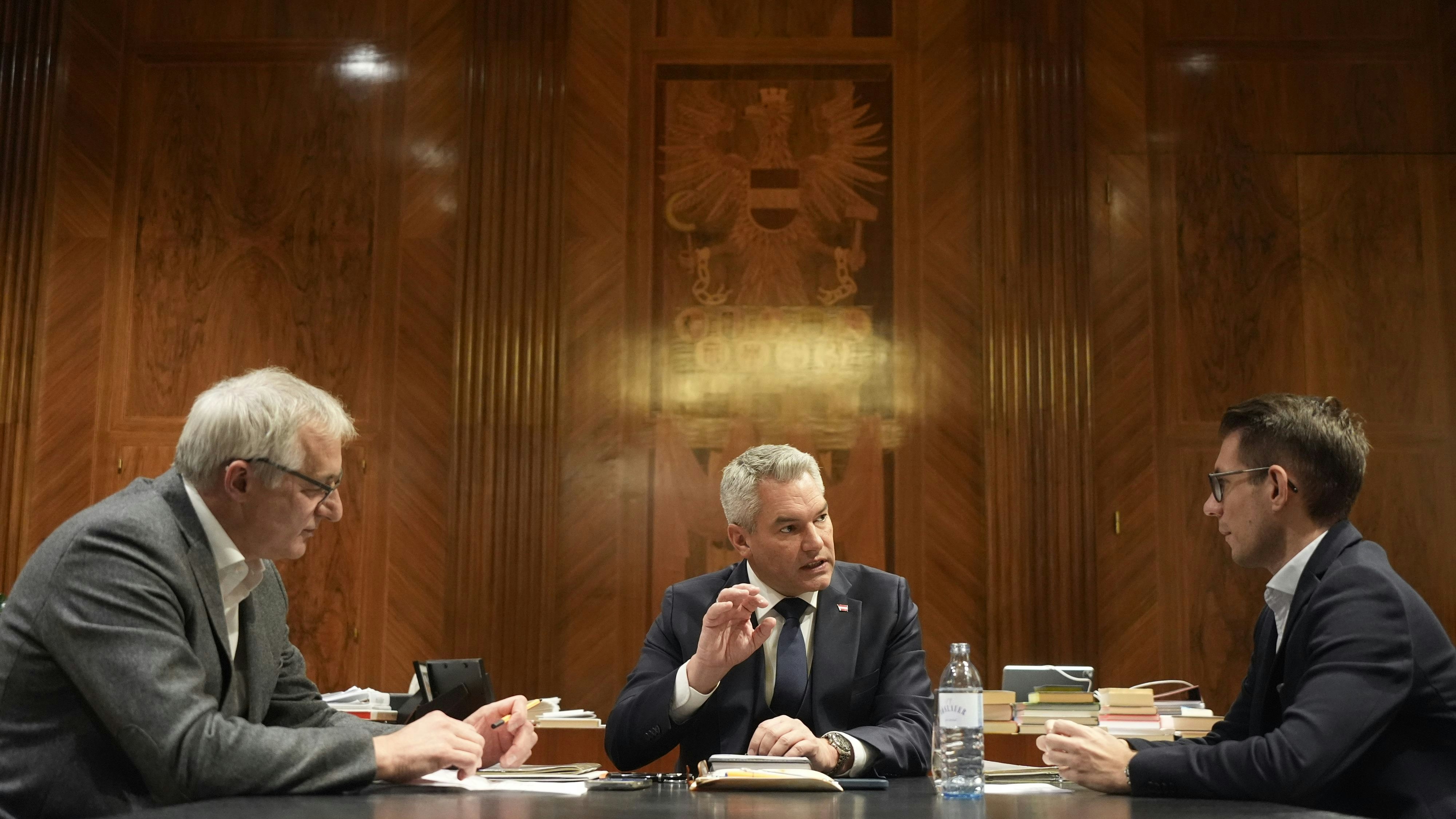 Karl Nehammer im Gespräch mit den "Heute"-Chefredakteuren Lattinger (l.) und Oistric