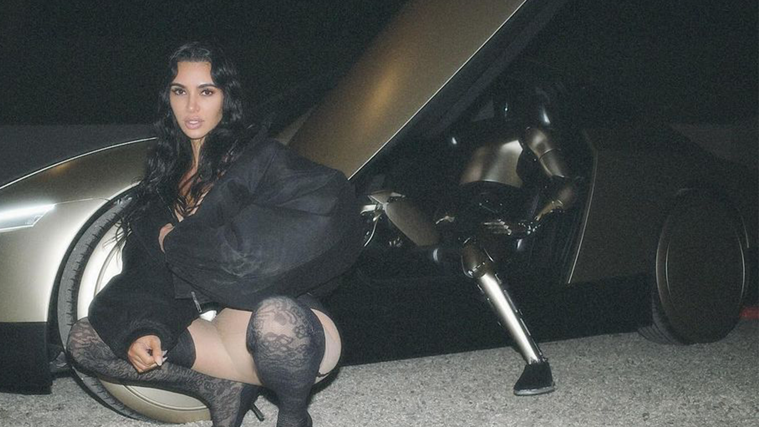 Kim Kardashian weiß genau, wie man im Netz polarisiert. Zuletzt gelang ihr das mit einem Fotoshooting, bekleidet mit einem Hauch von Nichts und in Begleitung eines mysteriösen Unbekannten.