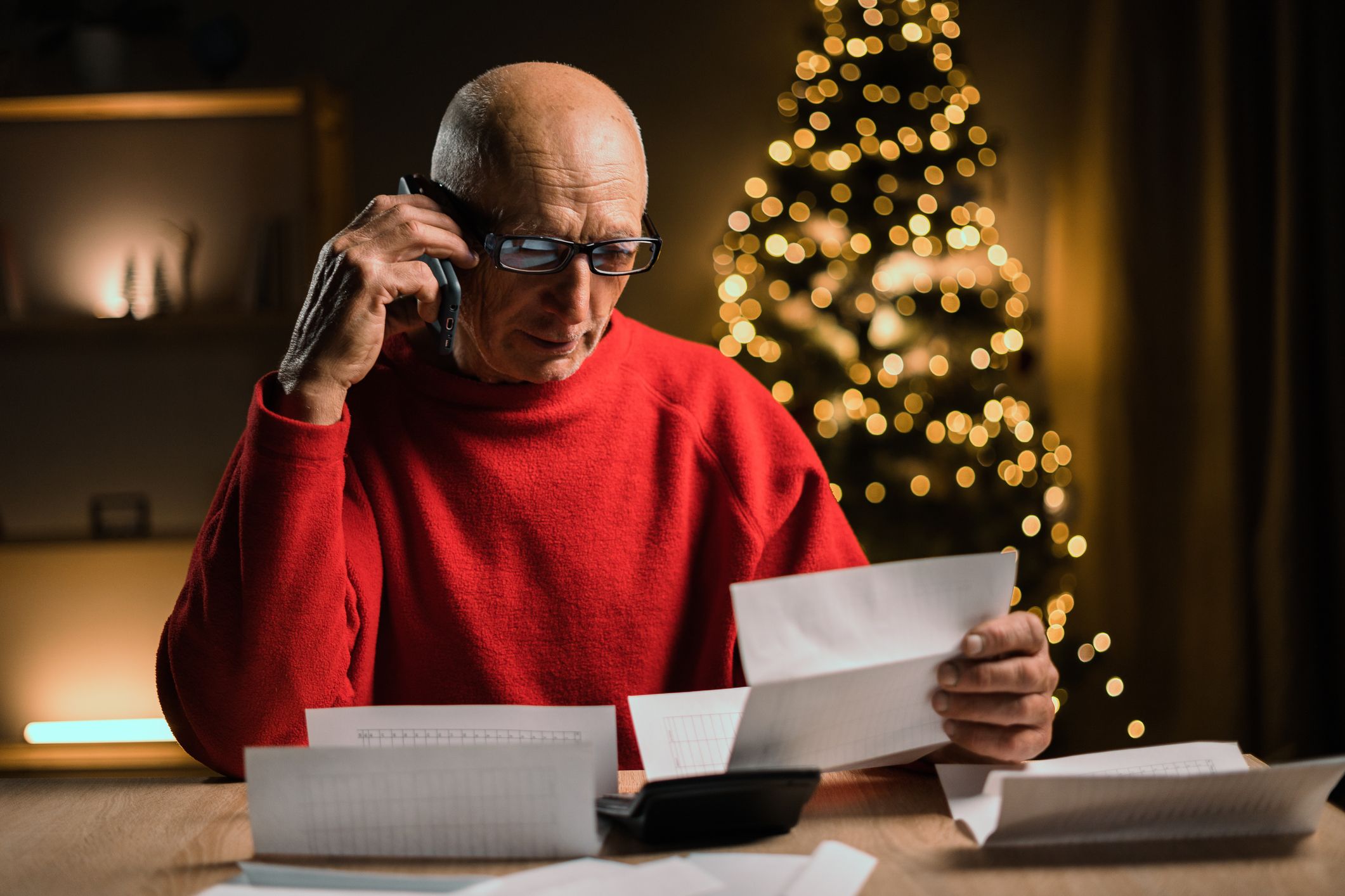 Rechnungen, Mahnungen, Schulden bei der Bank - das Weihnachtsgeld als Lösung.