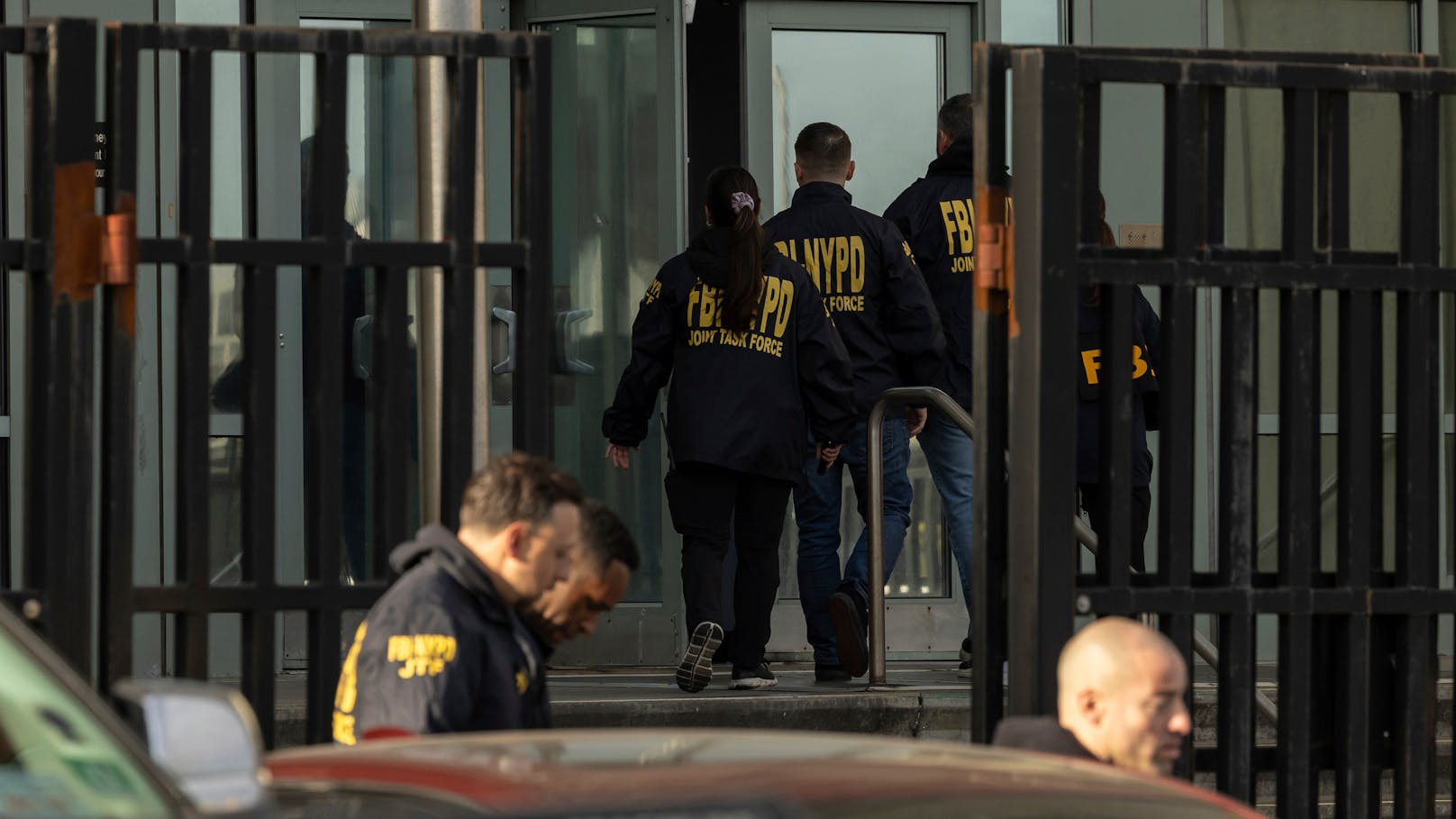 Am 28. Oktober wurden Beamte des New Yorker FBI beim Betreten des Metropolitan Detention Center in Brooklyn fotografiert. Dort ist Combs inhaftiert.