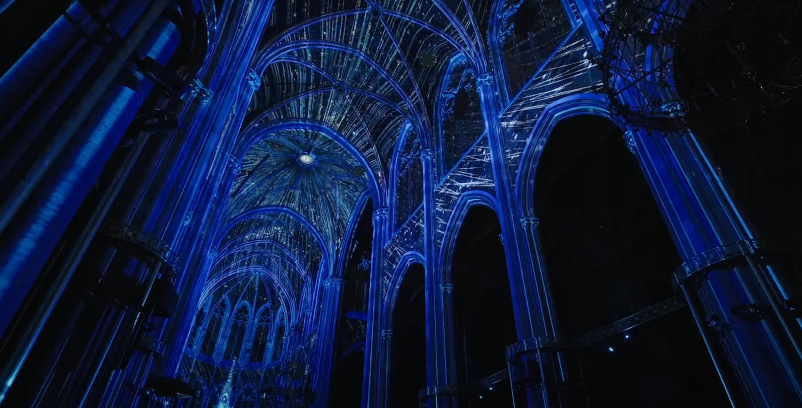 Die Votivkirche erleuchtet in den verschiedensten Farben.