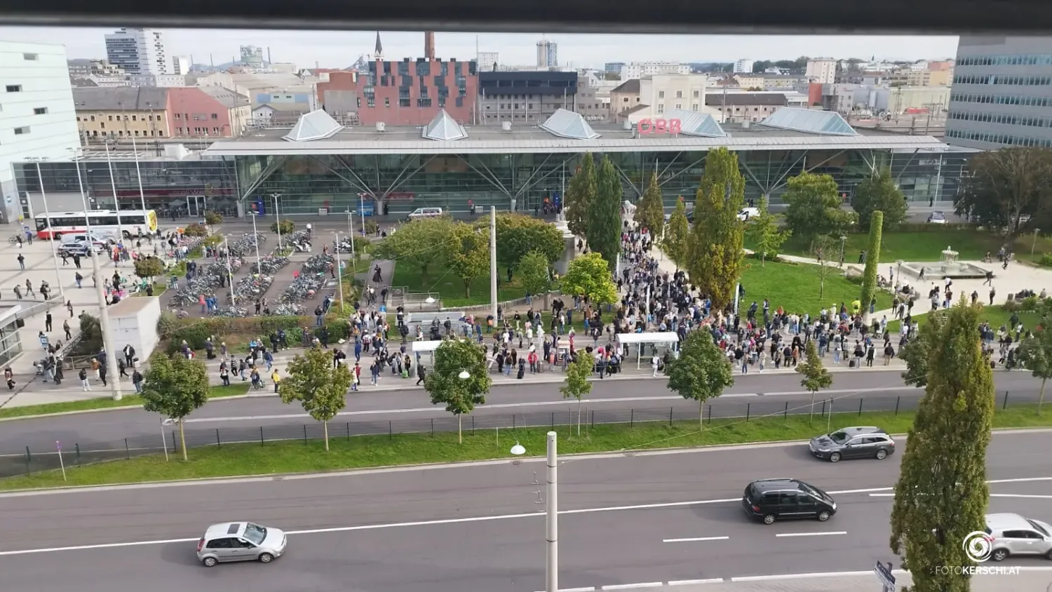 Die Bombendrohung gegen den Linzer Hauptbahnhof legte auch den ganzen Verkehr in der Innenstadt lahm.