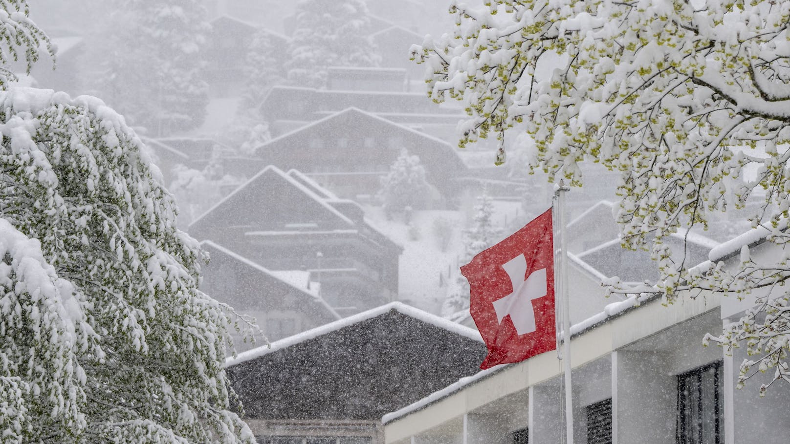 Der Schneefall bringt auch in der Schweiz den Winter ins Land. (Archivbild)