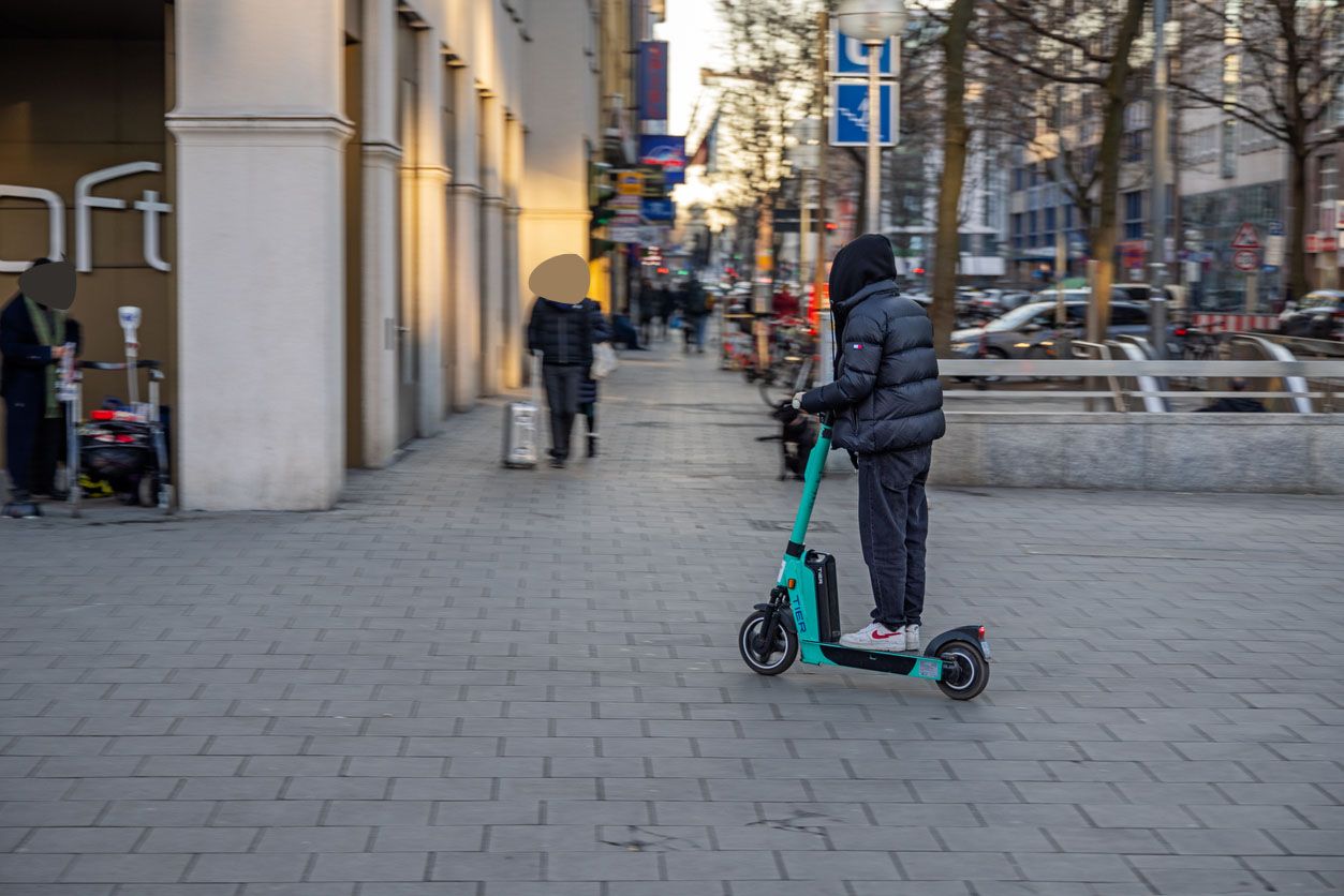 Heute.at - Vor Augen der Mutter! Rowdy will Bub E-Scooter stehlen